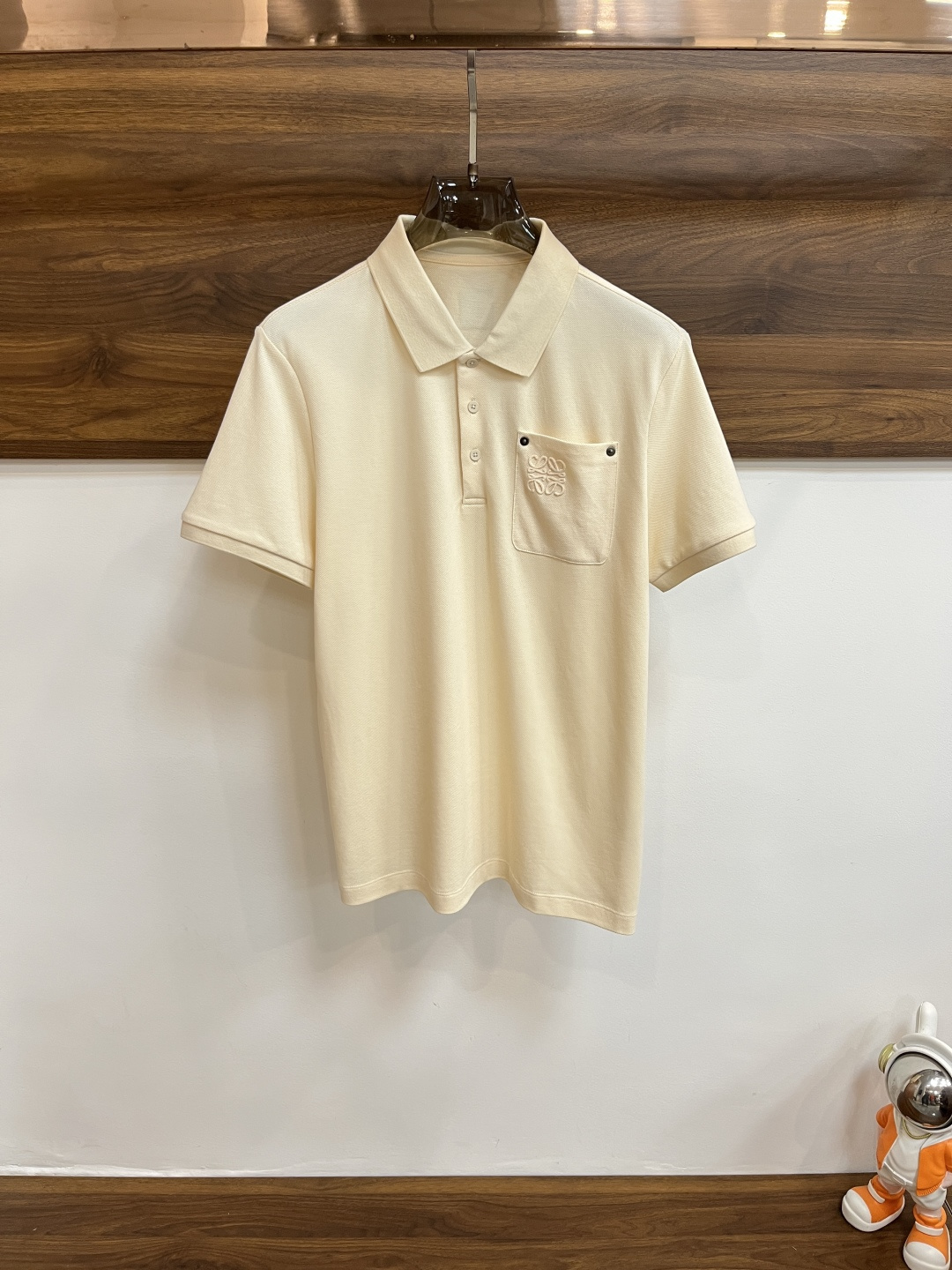 NO:140026,The main recommendation is Loewe 2025ss early spring new style released Luo Yiwei's new lapel short-sleeved T-shirt, logo embroidery, it is comfortable and comfortable to wear, lazy and casual, combined with clean and simple colors, it is particularly pleasing to look, suitable for daily wear~ I love to launch sports items embellished with vitality prints to welcome the arrival of the warm season. Size M-XXXL is complete with three standards, shipped the next day, the new H2025 model is first released, loewe, loewe, T-shirt, tees, t-shirt, alexander wang19860909主推 Loewe 2025ss早春新款发布罗意威新款翻领短袖T恤,logo刺绣,穿上就是舒适自在又显瘦的存在,慵懒而随性,结合干净简单的色系就特别耐看,适合日常穿着~倾情推出缀饰活力印花的运动单品,迎接温暖季节的到来. 尺码M-XXXL 三标齐全 隔天出货 H2025新款首发,,loewe,loewe,T-shirt,tees，t-shirt,alexander wang,Men's clothing