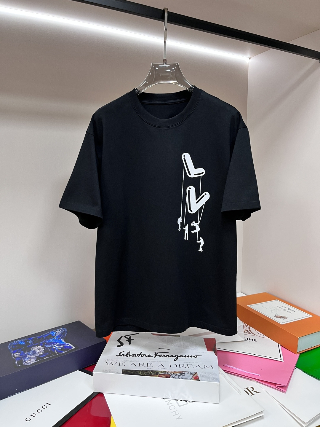 NO:135494,The main recommendation Lv is exclusively designed for spring and summer new donkey brand fashionable casual round neck short sleeves, high-density 320 grams pure cotton fabric, high-end needle embroidery, high-end European version original single T-shirt, trendy and fashionable casual half-sleeved, high breathable and comfortable, impeccable details, brand element design concept, reflecting high quality. It presents casual cut, and the upper body style is excellent!  Code Number M-3XL H2025 new model first release, louis vuitton,louis vuitton,t-shirt,tees,t-shirt,alexander wang19860909主推Lv 独家专供春夏新款驴牌时尚休闲圆领短袖,高密度320克纯棉面料,高级密针刺绣、高端欧版原单T恤,潮流时尚休闲半袖 透气舒适度高,细节无可挑剔,品牌元素设计理念,体现高品质.呈现休闲裁剪,上身版型超赞！码数M-3XL H2025新款首发,,louis vuitton,louis vuitton,T-shirt,tees，t-shirt,alexander wang,Men's clothing