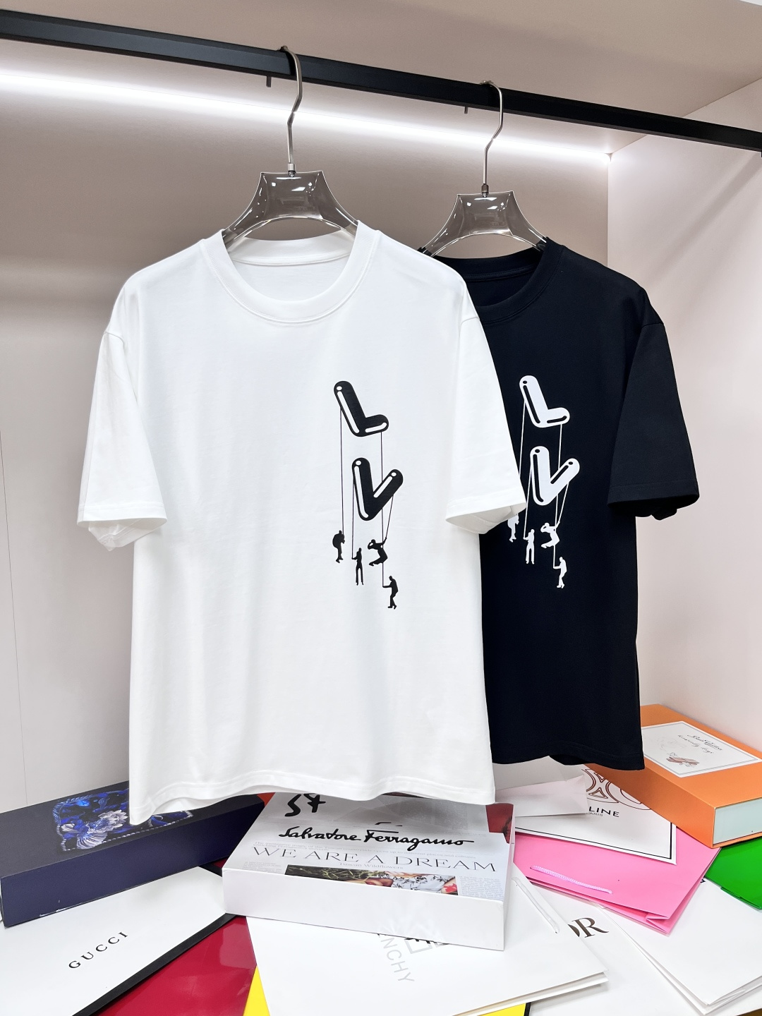 NO:134396,The main recommendation Lv is exclusively designed for new autumn donkey brand fashionable casual round neck short sleeves, high-density 320 grams pure cotton fabric, high-end needle embroidery, high-end European version original single T-shirt, trendy and fashionable casual half-sleeved, high breathable and comfortable, impeccable details, brand element design concept, reflecting high quality. It presents casual cut, and the upper body style is superb!  Code Number M-3XL H2025 new model first release, louis vuitton,louis vuitton,t-shirt,tees,t-shirt,alexander wang19860909主推 Lv 独家专供秋季新款驴牌时尚休闲圆领短袖,高密度320克纯棉面料,高级密针刺绣、高端欧版原单T恤,潮流时尚休闲半袖 透气舒适度高,细节无可挑剔,品牌元素设计理念,体现高品质.呈现休闲裁剪,上身版型超赞！码数M-3XL H2025新款首发,,louis vuitton,louis vuitton,T-shirt,tees，t-shirt,alexander wang,Men's clothing