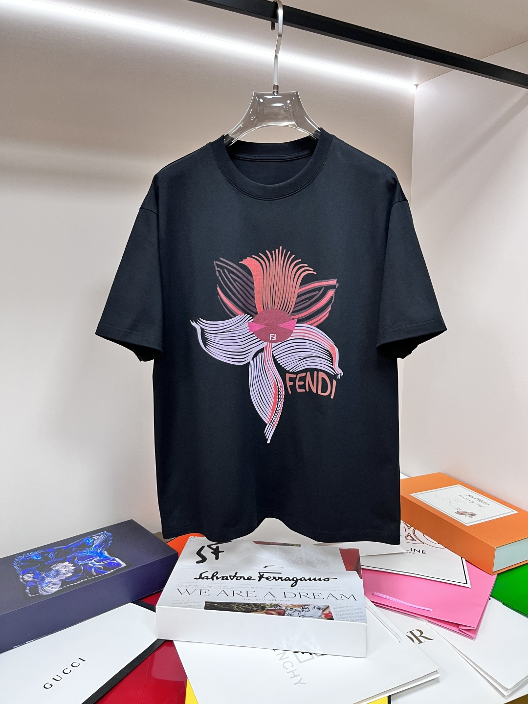 NO:135492,The main recommendation Fendi is exclusively designed for spring and summer new Fendi fashion casual round neck short sleeves, high-density 320g pure cotton fabric, high-end needle embroidery, high-end European version original single T-shirt, trendy and fashionable casual half-sleeved, high breathable and comfortable, impeccable details, brand element design concept, reflecting high quality. It presents casual cut, and the upper body style is superb!  Code Number M-3XL H2025 new model first release, fendi, fendi, T-shirt, tees, t-shirt, alexander wang19860909主推Fendi 独家专供春夏新款芬迪时尚休闲圆领短袖,高密度320克纯棉面料,高级密针刺绣、高端欧版原单T恤,潮流时尚休闲半袖 透气舒适度高,细节无可挑剔,品牌元素设计理念,体现高品质.呈现休闲裁剪,上身版型超赞！码数M-3XL H2025新款首发,,fendi,fendi,T-shirt,tees，t-shirt,alexander wang,Men's clothing