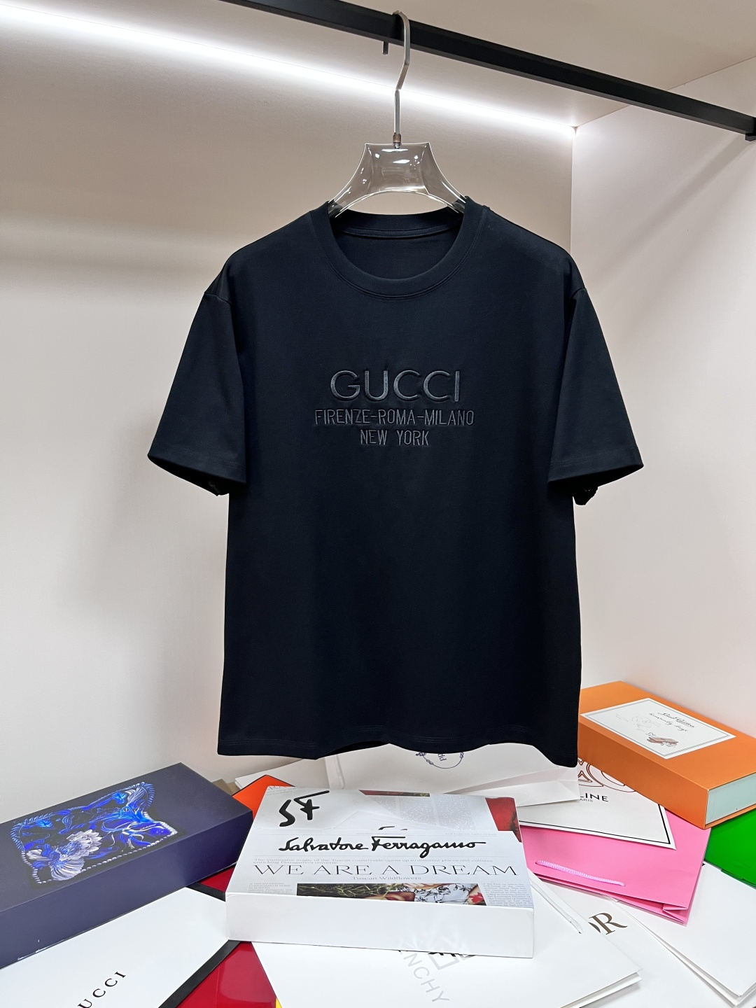 NO:135490,The main recommendation Gucci is exclusively designed for spring and summer new Gucci fashion casual round neck short sleeves, high-density 320g pure cotton fabric, high-end needle embroidery, high-end European version original single T-shirt, trendy and fashionable casual half-sleeved, high breathable and comfortable, impeccable details, brand element design concept, reflecting high quality. It presents casual cut, and the upper body style is superb!  Code Number M-3XL H2025 new model first release, gucci, gucci, T-shirt, tees, t-shirt, alexander wang19860909主推Gucci 独家专供春夏新款古驰时尚休闲圆领短袖,高密度320克纯棉面料,高级密针刺绣、高端欧版原单T恤,潮流时尚休闲半袖 透气舒适度高,细节无可挑剔,品牌元素设计理念,体现高品质.呈现休闲裁剪,上身版型超赞！码数M-3XL H2025新款首发,,gucci,gucci,T-shirt,tees，t-shirt,alexander wang,Men's clothing