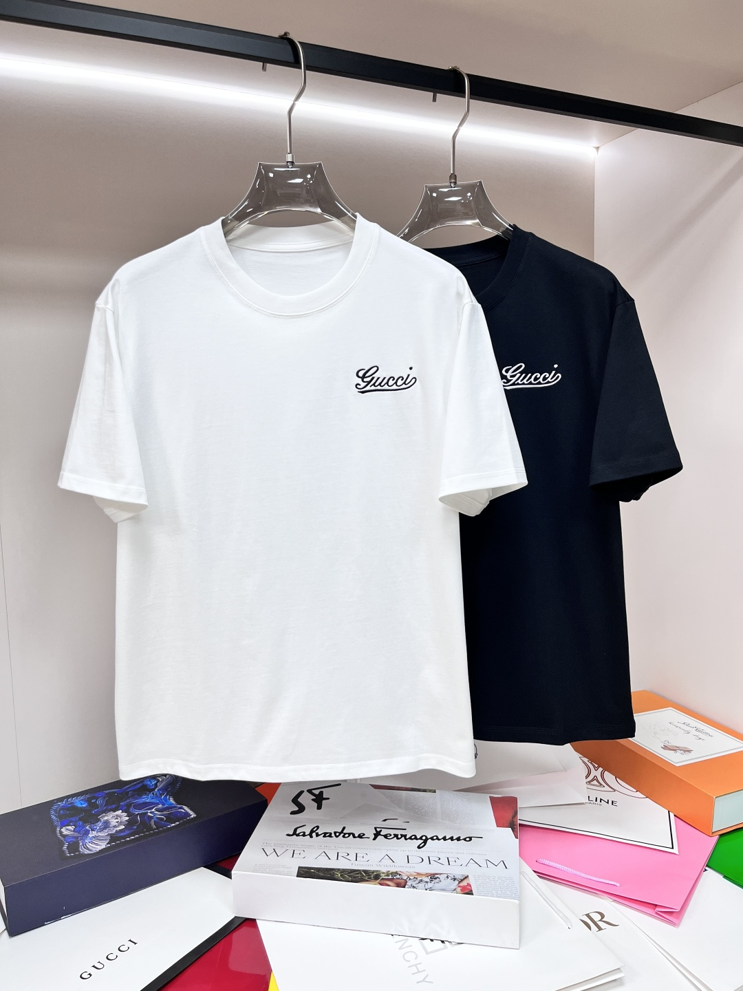 NO:135488,GUCCI is the main recommendation. It is exclusively designed for spring and summer new Jenia fashion casual round neck short sleeves, high-density 320g pure cotton fabric, high-end needle embroidery, high-end European version original single T-shirt, trendy and fashionable casual half-sleeved, high breathable and comfortable, impeccable details, brand element design concept, reflecting high quality. It presents casual cut, and the upper body style is excellent!  Code Number M-3XL H2025 new model first release, gucci,zegna,T-shirt,tees,t-shirt,alexander wang19860909主推GUCCI 独家专供春夏新款杰尼亚时尚休闲圆领短袖,高密度320克纯棉面料,高级密针刺绣、高端欧版原单T恤,潮流时尚休闲半袖 透气舒适度高,细节无可挑剔,品牌元素设计理念,体现高品质.呈现休闲裁剪,上身版型超赞！码数M-3XL H2025新款首发,,gucci,zegna,T-shirt,tees，t-shirt,alexander wang,Men's clothing