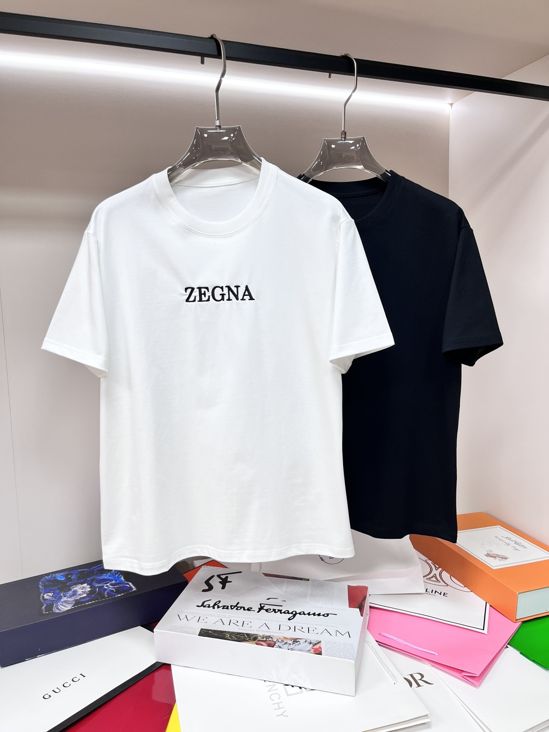 NO:135486,The main recommendation Zegna is exclusively designed for spring and summer new Jenia fashion casual round neck short sleeves, high-density 320g pure cotton fabric, high-end needle embroidery, high-end European version original single T-shirt, trendy and fashionable casual half-sleeved, high breathable and comfortable, impeccable details, brand element design concept, reflecting high quality. It presents casual cut, and the upper body style is superb!  Code Number M-3XL H2025 new model first release, zegna, T-shirt,tees, t-shirt,alexander wang19860909主推Zegna 独家专供春夏新款杰尼亚时尚休闲圆领短袖,高密度320克纯棉面料,高级密针刺绣、高端欧版原单T恤,潮流时尚休闲半袖 透气舒适度高,细节无可挑剔,品牌元素设计理念,体现高品质.呈现休闲裁剪,上身版型超赞！码数M-3XL H2025新款首发,,zegna,T-shirt,tees，t-shirt,alexander wang,Men's clothing