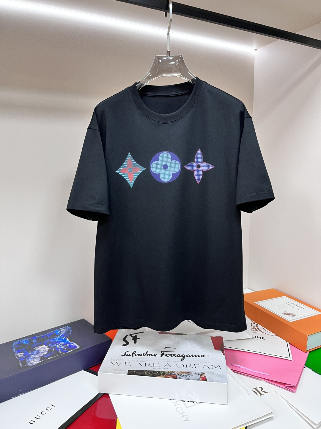 NO:135503,The main lv is exclusively available for spring and summer new donkey brand fashionable casual round neck short sleeves, high-density 320 grams pure cotton fabric, high-end needle embroidery, high-end European version original single T-shirt, trendy and fashionable casual half-sleeved, high breathable and comfortable, impeccable details, brand element design concept, reflecting high quality. It presents casual cut, and the upper body style is excellent!  Code Number M-3XL H2025 new model first release, louis vuitton,louis vuitton,t-shirt,tees,t-shirt,alexander wang19860909主推lv 独家专供春夏新款驴牌时尚休闲圆领短袖,高密度320克纯棉面料,高级密针刺绣、高端欧版原单T恤,潮流时尚休闲半袖 透气舒适度高,细节无可挑剔,品牌元素设计理念,体现高品质.呈现休闲裁剪,上身版型超赞！码数M-3XL H2025新款首发,,louis vuitton,louis vuitton,T-shirt,tees，t-shirt,alexander wang,Men's clothing