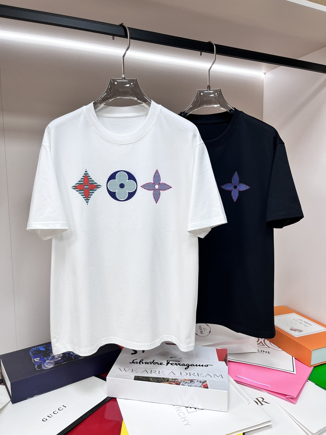 NO:135501,The main recommendation is LV exclusive spring and summer new donkey brand fashionable casual round neck short sleeves, high-density 320 grams pure cotton fabric, high-end needle embroidery, high-end European version original single T-shirt, trendy and fashionable casual half-sleeved, high breathable and comfortable, impeccable details, brand element design concept, reflecting high quality. It presents casual cut, and the upper body style is superb!  Code Number M-3XL H2025 new model first release, louis vuitton,louis vuitton,t-shirt,tees,t-shirt,alexander wang19860909主推 LV 独家专春夏季新款驴牌时尚休闲圆领短袖, 高密度320克纯棉面料,高级密针刺绣、高端欧版原单T恤,潮流时尚休闲半袖 透气舒适度高,细节无可挑剔,品牌元素设计理念,体现高品质.呈现休闲裁剪,上身版型超赞！码数M-3XL H2025新款首发,,louis vuitton,louis vuitton,T-shirt,tees，t-shirt,alexander wang,Men's clothing