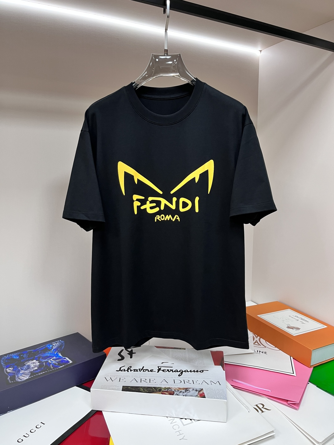 NO:135499,The main recommendation Fendi is exclusively designed for spring and summer new Fendi fashion casual round neck short sleeves, high-density 320g pure cotton fabric, high-end needle embroidery, high-end European version original single T-shirt, trendy and fashionable casual half-sleeved, high breathable and comfortable, impeccable details, brand element design concept, reflecting high quality. It presents casual cut, and the upper body style is superb!  Code Number M-3XL H2025 new model first release, fendi, fendi, T-shirt, tees, t-shirt, alexander wang19860909主推Fendi 独家专供春夏新款芬迪时尚休闲圆领短袖,高密度320克纯棉面料,高级密针刺绣、高端欧版原单T恤,潮流时尚休闲半袖 透气舒适度高,细节无可挑剔,品牌元素设计理念,体现高品质.呈现休闲裁剪,上身版型超赞！码数M-3XL H2025新款首发,,fendi,fendi,T-shirt,tees，t-shirt,alexander wang,Men's clothing