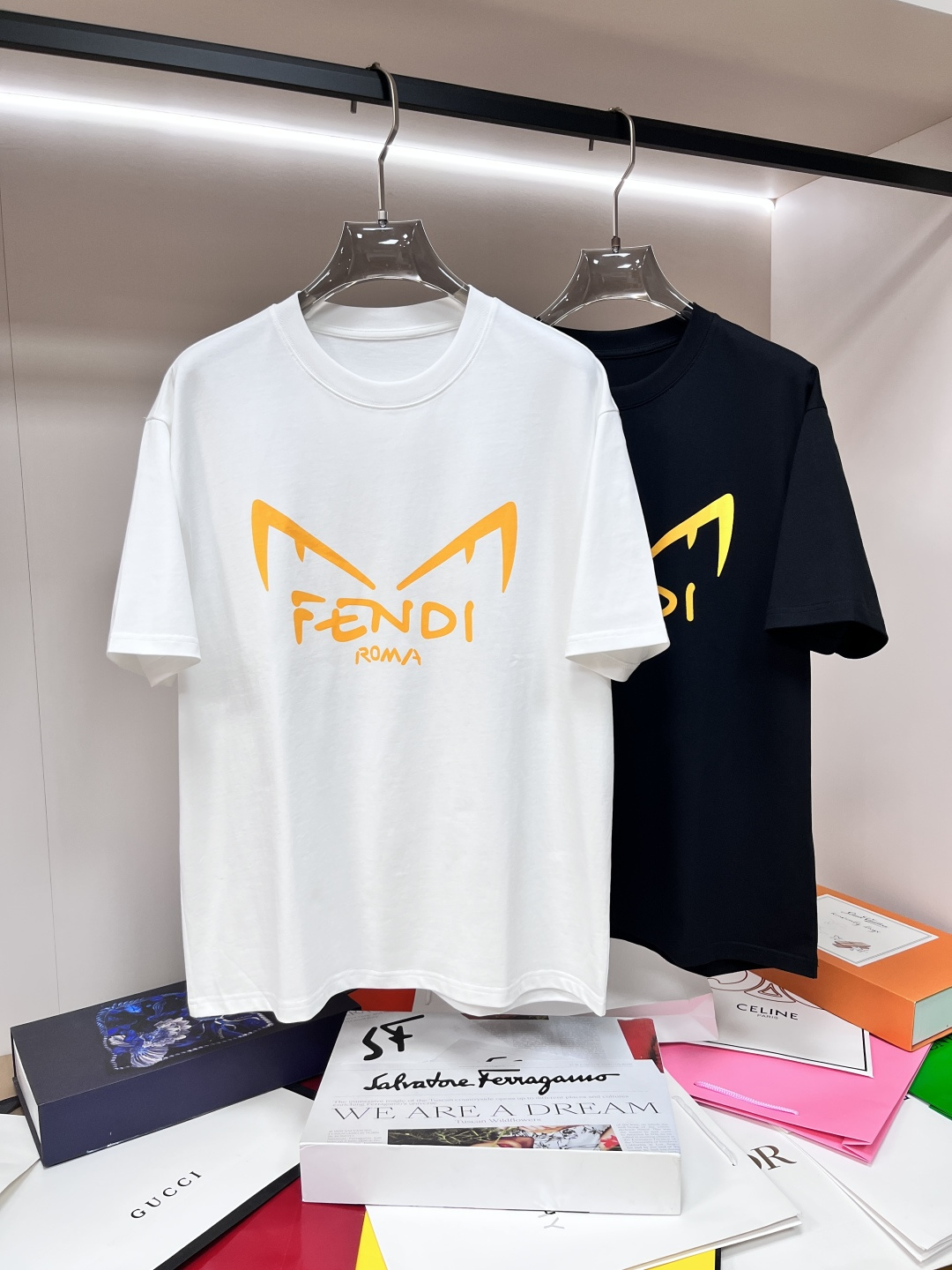 NO:134398,The main recommendation Fendi is exclusively designed for the new autumn Fendi fashion casual round neck short sleeves, high-density 320g pure cotton fabric, high-end needle embroidery, high-end European version original single T-shirt, trendy and fashionable casual half-sleeved, breathable and comfortable, impeccable details, brand element design concept, reflecting high quality. It presents casual cut, and the upper body style is superb!  Code Number M-3XL H2025 new model first release, fendi, fendi, T-shirt, tees, t-shirt, alexander wang19860909主推 Fendi 独家专供秋季新款芬迪时尚休闲圆领短袖,高密度320克纯棉面料,高级密针刺绣、高端欧版原单T恤,潮流时尚休闲半袖 透气舒适度高,细节无可挑剔,品牌元素设计理念,体现高品质.呈现休闲裁剪,上身版型超赞！码数M-3XL H2025新款首发,,fendi,fendi,T-shirt,tees，t-shirt,alexander wang,Men's clothing