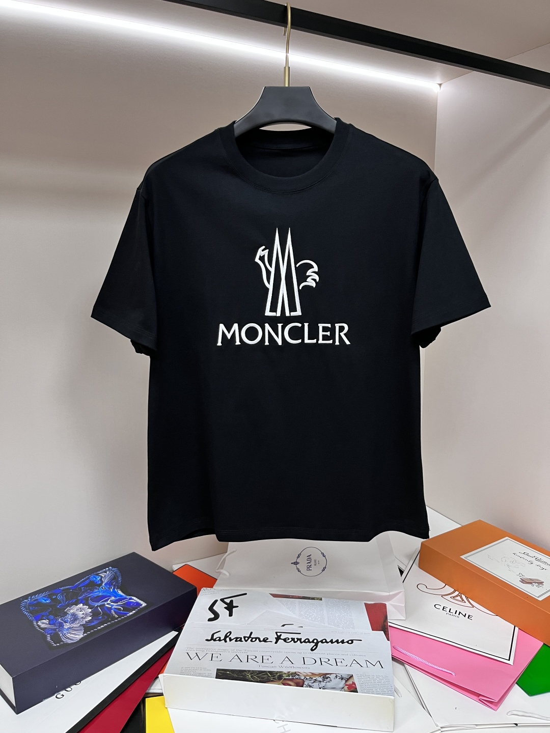 NO:135498,Moncler exclusively offers new autumn styles of masked fashion casual round neck short sleeves, high-density 320g pure cotton fabric, high-end needle embroidery, high-end European version original single T-shirt, trendy and fashionable casual half-sleeved, breathable and comfortable, impeccable details, brand element design concept, reflecting high quality. It presents casual cut, and the upper body style is superb!  M-3XL H2025 new model debut, christian louboutin, Moncler, T-shirt, tees, t-shirt, alexander wang19860909Moncler 独家专供秋季新款蒙口时尚休闲圆领短袖,高密度320克纯棉面料,高级密针刺绣、高端欧版原单T恤,潮流时尚休闲半袖 透气舒适度高,细节无可挑剔,品牌元素设计理念,体现高品质.呈现休闲裁剪,上身版型超赞！码数M-3XL H2025新款首发,,christian louboutin,Moncler,T-shirt,tees，t-shirt,alexander wang,Men's clothing