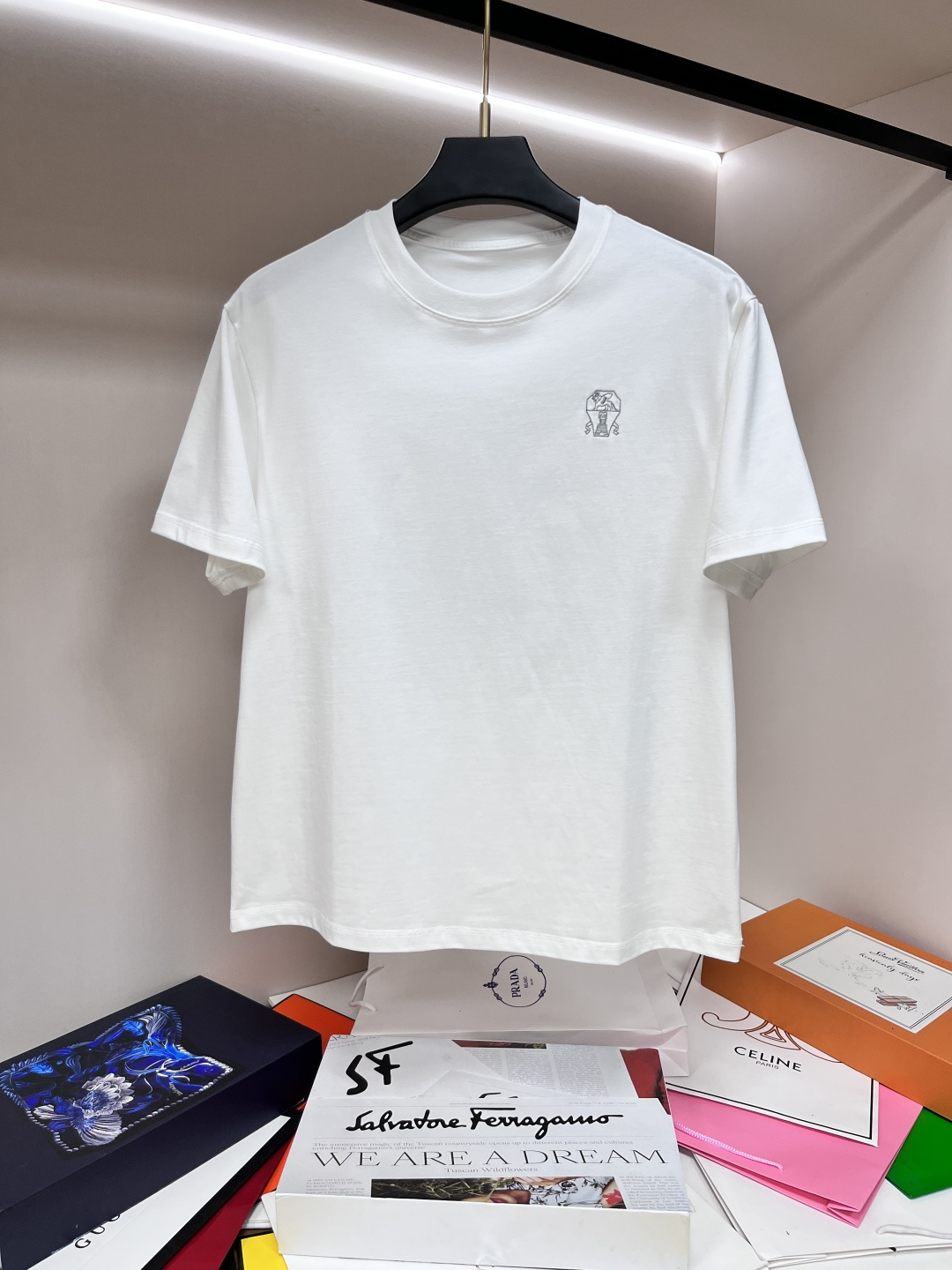 NO:135500,BC exclusively offers new autumn BC fashion casual round neck short sleeves, high-density 320g pure cotton fabric, high-end needle embroidery, high-end European version original single T-shirt, trendy and fashionable casual half-sleeved, breathable and comfortable, impeccable details, brand element design concept, reflecting high quality. It presents casual cut, and the upper body style is superb!  Code Number M-3XL H2025 new model first release, T-shirt,tees,t-shirt,alexander wang19860909BC 独家专供秋季新款BC时尚休闲圆领短袖,高密度320克纯棉面料,高级密针刺绣、高端欧版原单T恤,潮流时尚休闲半袖 透气舒适度高,细节无可挑剔,品牌元素设计理念,体现高品质.呈现休闲裁剪,上身版型超赞！码数M-3XL H2025新款首发,,T-shirt,tees，t-shirt,alexander wang,Men's clothing