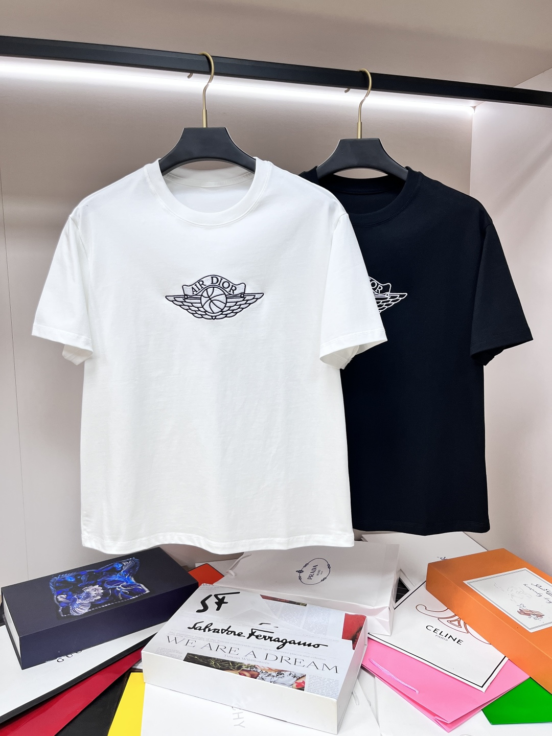 NO:135502,Dior exclusively offers new autumn style Dior fashion casual round neck short sleeves, high-density 320g pure cotton fabric, high-end needle embroidery, high-end European version original single T-shirt, trendy and fashionable casual half-sleeved, breathable and comfortable, impeccable details, brand element design concept, reflecting high quality. It presents casual cut, and the upper body style is superb!  Code Number M-3XL H2025 new model first release, dior, dior, T-shirt, tees, t-shirt, alexander wang19860909Dior 独家专供秋季新款迪奥时尚休闲圆领短袖,高密度320克纯棉面料,高级密针刺绣、高端欧版原单T恤,潮流时尚休闲半袖 透气舒适度高,细节无可挑剔,品牌元素设计理念,体现高品质.呈现休闲裁剪,上身版型超赞！码数M-3XL H2025新款首发,,dior,dior,T-shirt,tees，t-shirt,alexander wang,Men's clothing