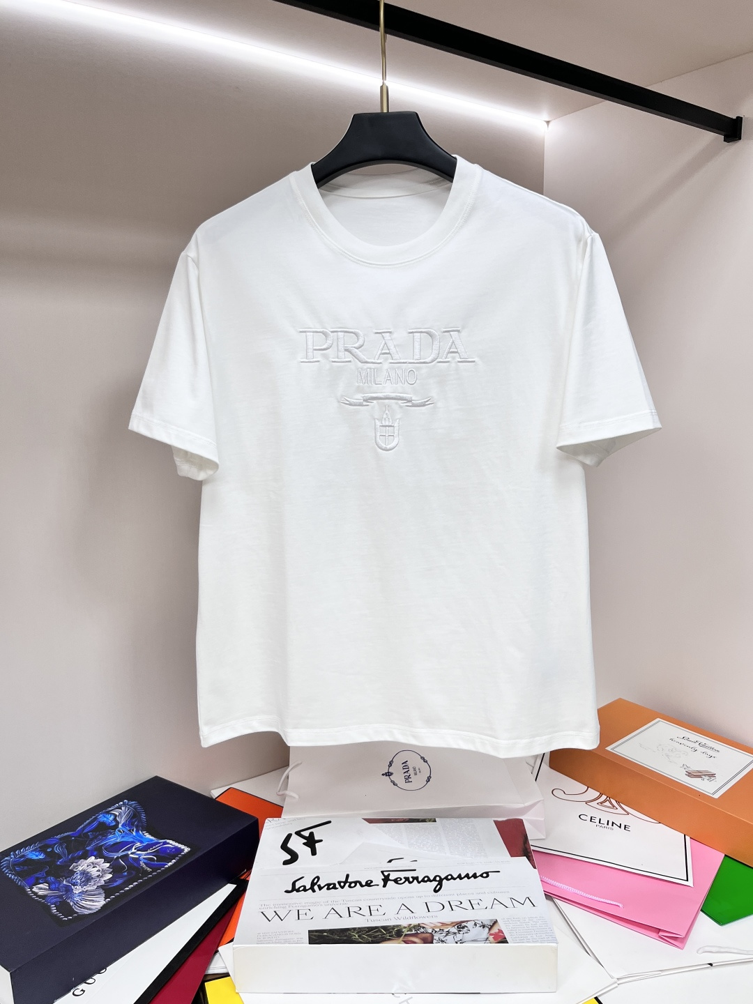 NO:135505,Prada exclusively offers new autumn style Prada fashion casual round neck short sleeves, high-density 320g pure cotton fabric, high-end needle embroidery, high-end European version original single T-shirt, trendy and fashionable casual half-sleeved, breathable and comfortable, impeccable details, brand element design concept, reflecting high quality. It presents casual cut, and the upper body style is superb!  Code Number M-3XL H2025 new model first release, prada, prada, T-shirt, tees, t-shirt, alexander wang19860909Prada 独家专供秋季新款普拉达时尚休闲圆领短袖,高密度320克纯棉面料,高级密针刺绣、高端欧版原单T恤,潮流时尚休闲半袖 透气舒适度高,细节无可挑剔,品牌元素设计理念,体现高品质.呈现休闲裁剪,上身版型超赞！码数M-3XL H2025新款首发,,prada,prada,T-shirt,tees，t-shirt,alexander wang,Men's clothing