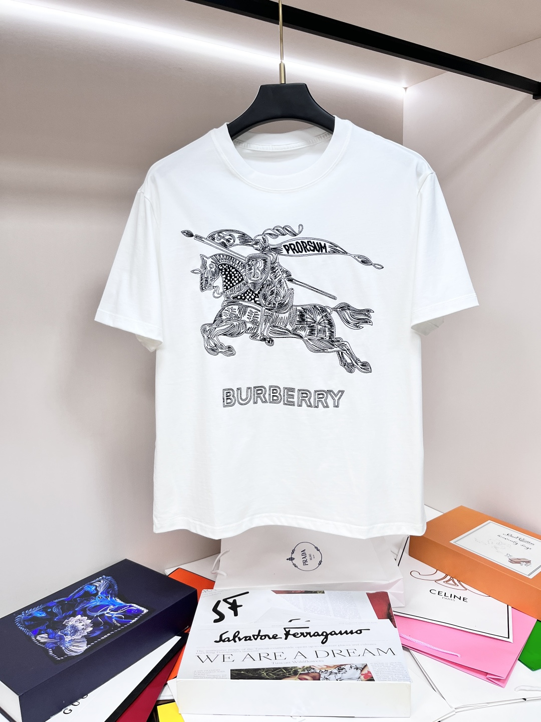 NO:134400,The main recommendation Burberry is exclusively designed for the new autumn Burberry fashion casual round neck short sleeves, high-density 320g pure cotton fabric, high-end needle embroidery, high-end European version original single T-shirt, trendy and fashionable casual half-sleeved, breathable and comfortable, impeccable details, brand element design concept, reflecting high quality. It presents casual cut, and the upper body style is superb!  Code Number M-3XL H2025 new model first launch, burberry, burberry, T-shirt, tees, t-shirt, alexander wang19860909主推 Burberry 独家专供秋季新款巴宝莉时尚休闲圆领短袖,高密度320克纯棉面料,高级密针刺绣、高端欧版原单T恤,潮流时尚休闲半袖 透气舒适度高,细节无可挑剔,品牌元素设计理念,体现高品质.呈现休闲裁剪,上身版型超赞！码数M-3XL H2025新款首发,,burberry,burberry,T-shirt,tees，t-shirt,alexander wang,Men's clothing