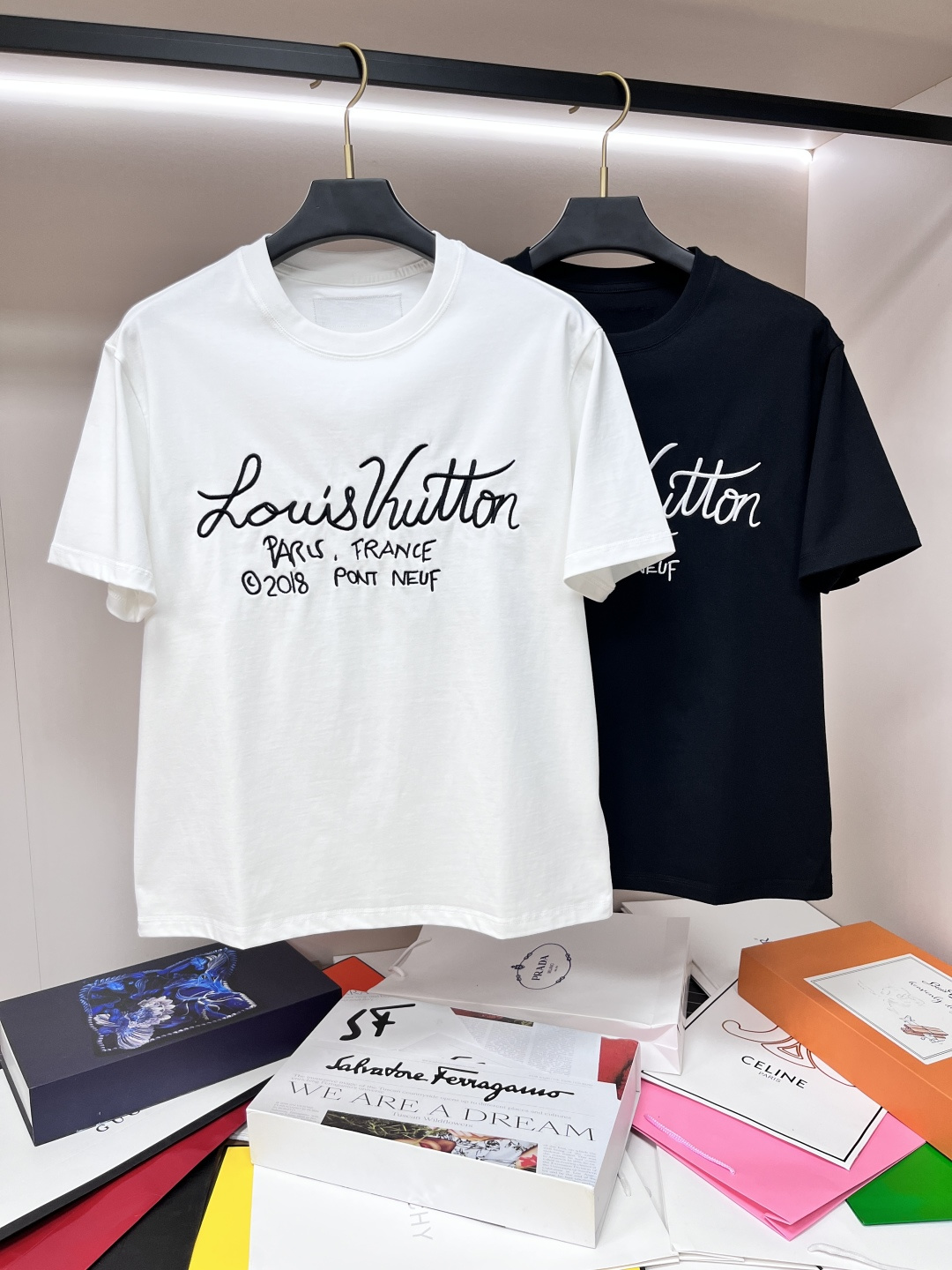 NO:135509,Lv exclusively offers new autumn style donkey brand fashionable casual round neck short sleeves, high-density 320g pure cotton fabric, high-end needle embroidery, high-end European version original single T-shirt, trendy and fashionable casual half-sleeved, high breathable and comfortable, impeccable details, brand element design concept, reflecting high quality. It presents casual cut, and the upper body style is superb!  Code Number M-3XL H2025 new model first release, louis vuitton,louis vuitton,t-shirt,tees,t-shirt,alexander wang19860909Lv 独家专供秋季新款驴牌时尚休闲圆领短袖,高密度320克纯棉面料,高级密针刺绣、高端欧版原单T恤,潮流时尚休闲半袖 透气舒适度高,细节无可挑剔,品牌元素设计理念,体现高品质.呈现休闲裁剪,上身版型超赞！码数M-3XL H2025新款首发,,louis vuitton,louis vuitton,T-shirt,tees，t-shirt,alexander wang,Men's clothing