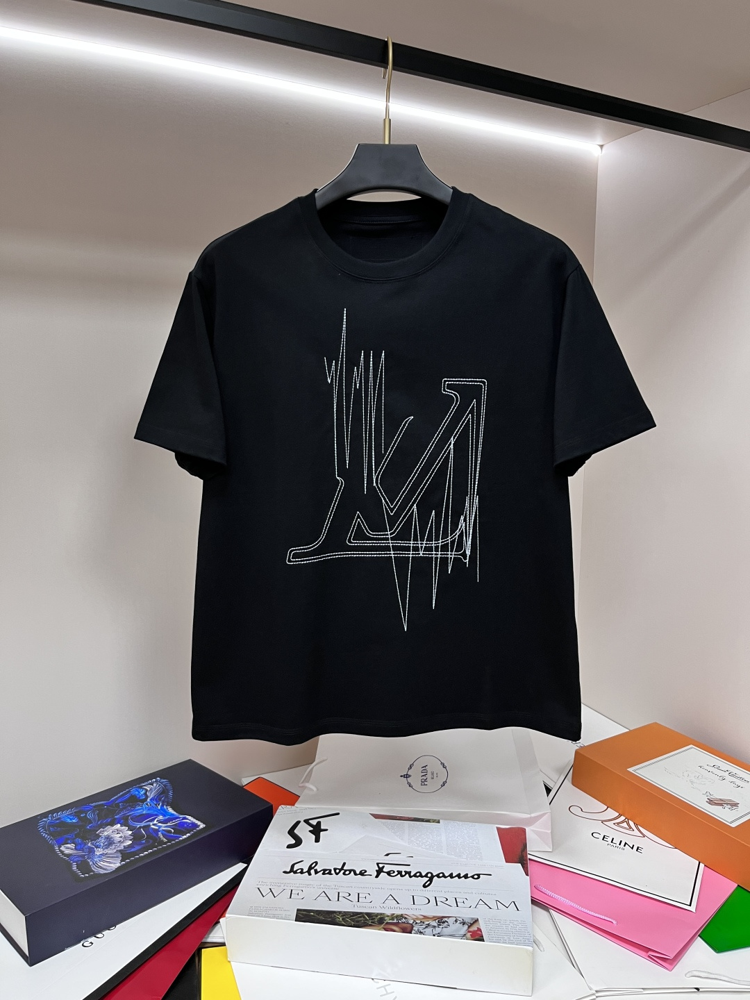 NO:135513,Lv exclusively provides new autumn style donkey brand fashionable casual round neck short sleeves, high-density 320g pure cotton fabric, high-end needle embroidery, high-end European version original single T-shirt, trendy and fashionable casual half-sleeved, high breathable and comfortable, impeccable details, brand element design concept, reflecting high quality. It presents casual cut, and the upper body style is superb!  Code Number M-3XL H2025 new model first release, louis vuitton,louis vuitton,t-shirt,tees,t-shirt,alexander wang19860909Lv 独家专供秋季新款驴牌时尚休闲圆领短袖,高密度320克纯棉面料,高级密针刺绣、高端欧版原单T恤,潮流时尚休闲半袖 透气舒适度高,细节无可挑剔,品牌元素设计理念,体现高品质.呈现休闲裁剪,上身版型超赞！码数M-3XL H2025新款首发,,louis vuitton,louis vuitton,T-shirt,tees，t-shirt,alexander wang,Men's clothing