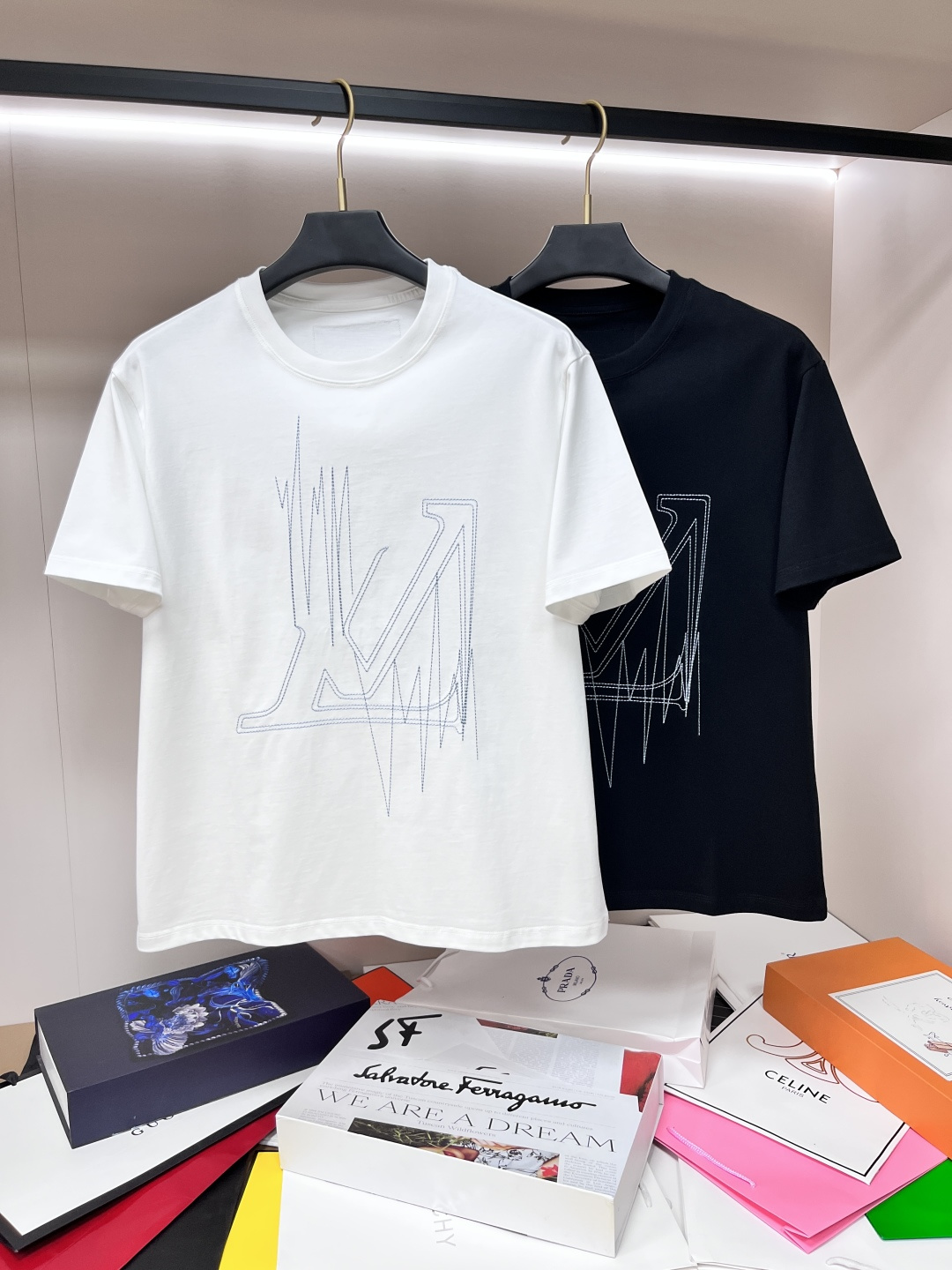 NO:135516,Lv exclusively provides new autumn style donkey brand fashionable casual round neck short sleeves, high-density 320g pure cotton fabric, high-end needle embroidery, high-end European version original single T-shirt, trendy and fashionable casual half-sleeved, high breathable and comfortable, impeccable details, brand element design concept, reflecting high quality. It presents casual cut, and the upper body style is superb!  Code Number M-3XL H2025 new model first release, louis vuitton,louis vuitton,t-shirt,tees,t-shirt,alexander wang19860909Lv 独家专供秋季新款驴牌时尚休闲圆领短袖,高密度320克纯棉面料,高级密针刺绣、高端欧版原单T恤,潮流时尚休闲半袖 透气舒适度高,细节无可挑剔,品牌元素设计理念,体现高品质.呈现休闲裁剪,上身版型超赞！码数M-3XL H2025新款首发,,louis vuitton,louis vuitton,T-shirt,tees，t-shirt,alexander wang,Men's clothing