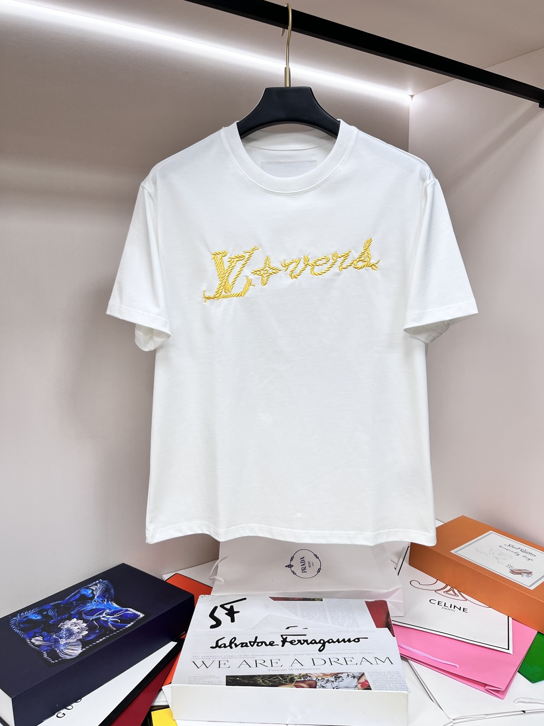 NO:515319,The main recommendation Lv is exclusively designed for new autumn donkey brand fashionable casual round neck short sleeves, high-density 320 grams pure cotton fabric, high-end needle embroidery, high-end European version original single T-shirt, trendy and fashionable casual half-sleeved, high breathable and comfortable, impeccable details, brand element design concept, reflecting high quality. It presents casual cut, and the upper body style is excellent!  Code Number M-3XL H2025 new model first release, louis vuitton,louis vuitton,t-shirt,tees,t-shirt,alexander wang19860909主推 Lv 独家专供秋季新款驴牌时尚休闲圆领短袖,高密度320克纯棉面料,高级密针刺绣、高端欧版原单T恤,潮流时尚休闲半袖 透气舒适度高,细节无可挑剔,品牌元素设计理念,体现高品质.呈现休闲裁剪,上身版型超赞！码数M-3XL H2025新款首发,,louis vuitton,louis vuitton,T-shirt,tees，t-shirt,alexander wang,Men's clothing