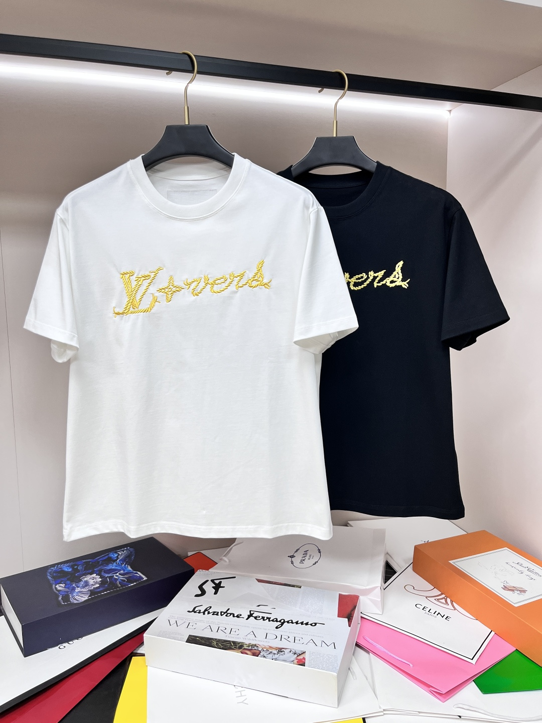 NO:135519,Lv exclusively offers new autumn style donkey brand fashionable casual round neck short sleeves, high-density 320g pure cotton fabric, high-end needle embroidery, high-end European version original single T-shirt, trendy and fashionable casual half-sleeved, high breathable and comfortable, impeccable details, brand element design concept, reflecting high quality. It presents casual cut, and the upper body style is superb!  Code Number M-3XL H2025 new model first release, louis vuitton,louis vuitton,t-shirt,tees,t-shirt,alexander wang19860909Lv 独家专供秋季新款驴牌时尚休闲圆领短袖,高密度320克纯棉面料,高级密针刺绣、高端欧版原单T恤,潮流时尚休闲半袖 透气舒适度高,细节无可挑剔,品牌元素设计理念,体现高品质.呈现休闲裁剪,上身版型超赞！码数M-3XL H2025新款首发,,louis vuitton,louis vuitton,T-shirt,tees，t-shirt,alexander wang,Men's clothing