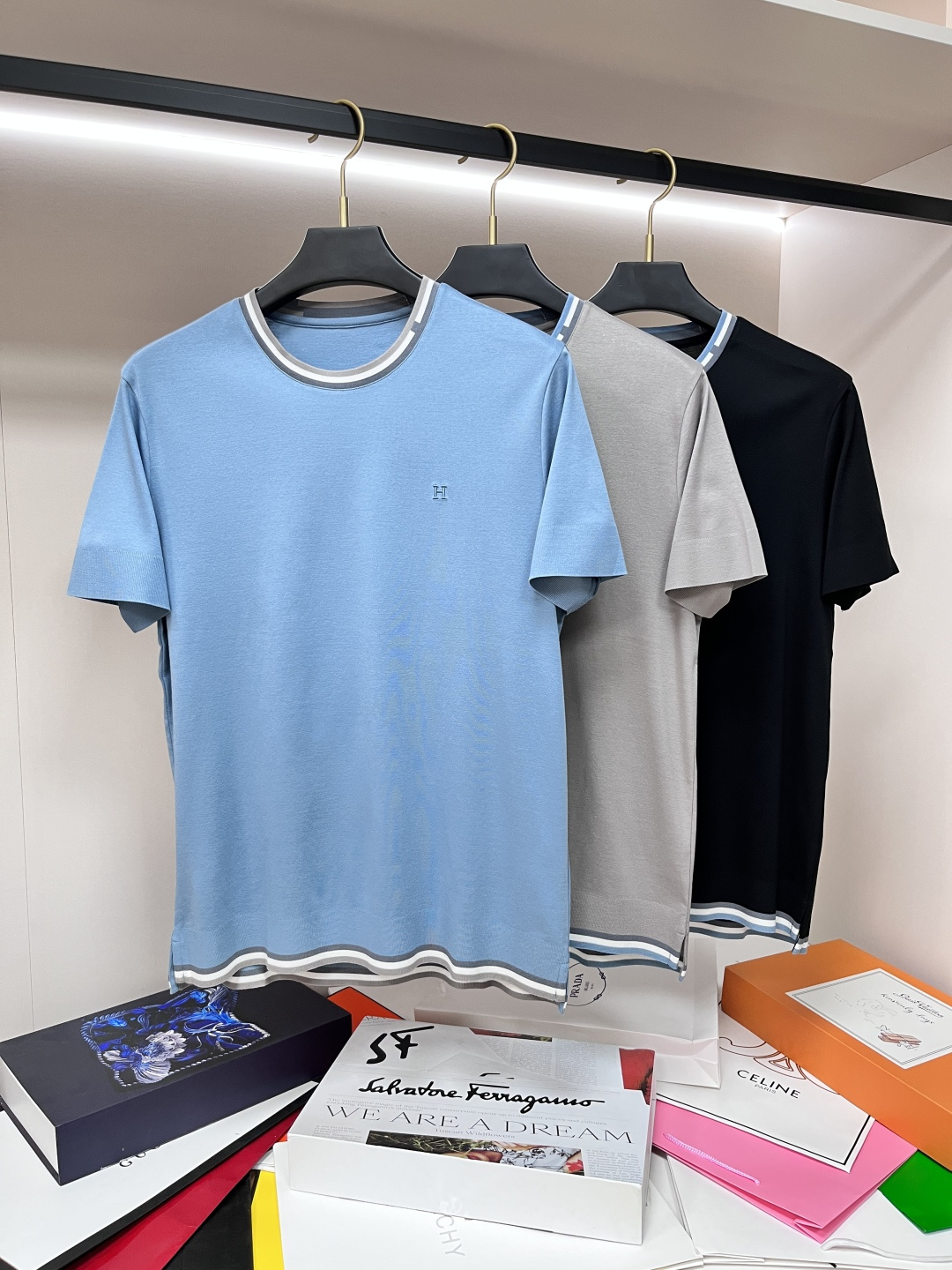 NO:412189,The main recommendation Hermes is exclusively designed for new spring fashion casual round neck short sleeves, pure cotton fabric, high-end needle embroidery, high-end European version original single T-shirt, trendy and fashionable casual half-sleeved, breathable and comfortable, impeccable details, brand element design concept, reflecting high quality. It presents casual cut, and the upper body style is superb!  Code Number M-3XL H2025 new model first release, hermes, hermes, T-shirt, tees, t-shirt, alexander wang19860909主推 Hermes 爱马仕 独家专供春季新款时尚休闲圆领短袖,纯棉面料,高级密针刺绣、高端欧版原单T恤,潮流时尚休闲半袖 透气舒适度高,细节无可挑剔,品牌元素设计理念,体现高品质.呈现休闲裁剪,上身版型超赞！码数M-3XL H2025新款首发,,hermes,hermes,T-shirt,tees，t-shirt,alexander wang,Men's clothing