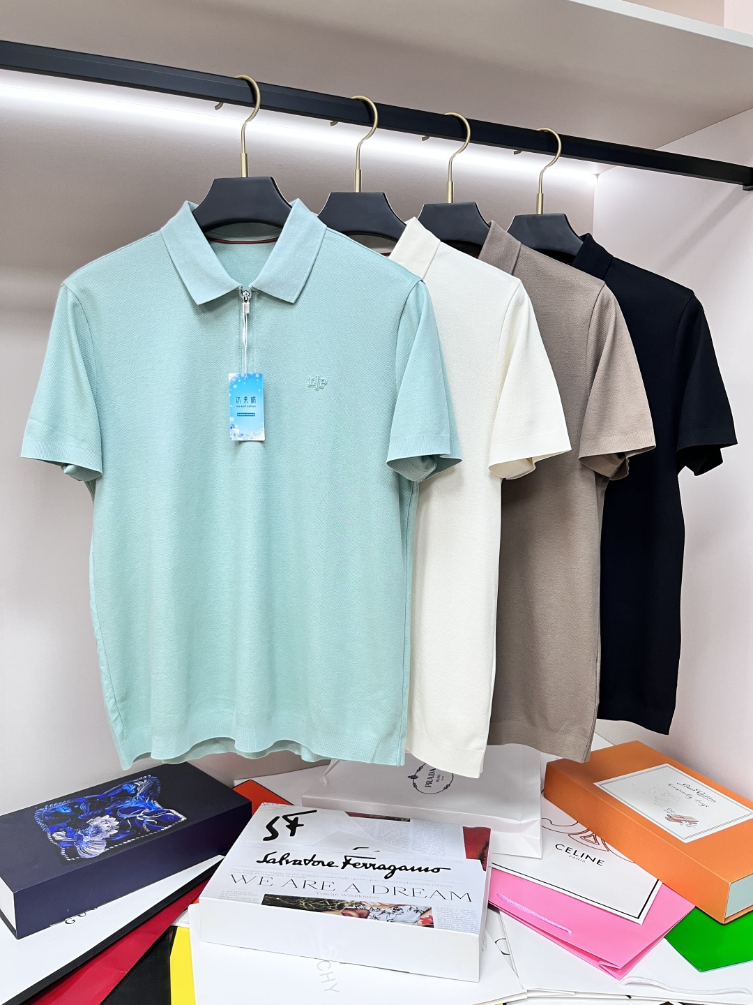 NO:412195,The main recommendation LP is exclusively designed for new spring fashion casual lapel short sleeves, pure cotton fabric, high-end needle embroidery, high-end European version original single T-shirt, trendy and fashionable casual half-sleeved, breathable and comfortable, impeccable details, brand element design concept, reflecting high quality. It presents casual cut, and the upper body style is superb!  Code Number M-3XL H2025 new model first release, loro piana, T-shirt,tees, t-shirt,alexander wang19860909主推 LP 独家专供春季新款时尚休闲翻领短袖,纯棉面料,高级密针刺绣、高端欧版原单T恤,潮流时尚休闲半袖 透气舒适度高,细节无可挑剔,品牌元素设计理念,体现高品质.呈现休闲裁剪,上身版型超赞！码数M-3XL H2025新款首发,,loro piana,T-shirt,tees，t-shirt,alexander wang,Men's clothing