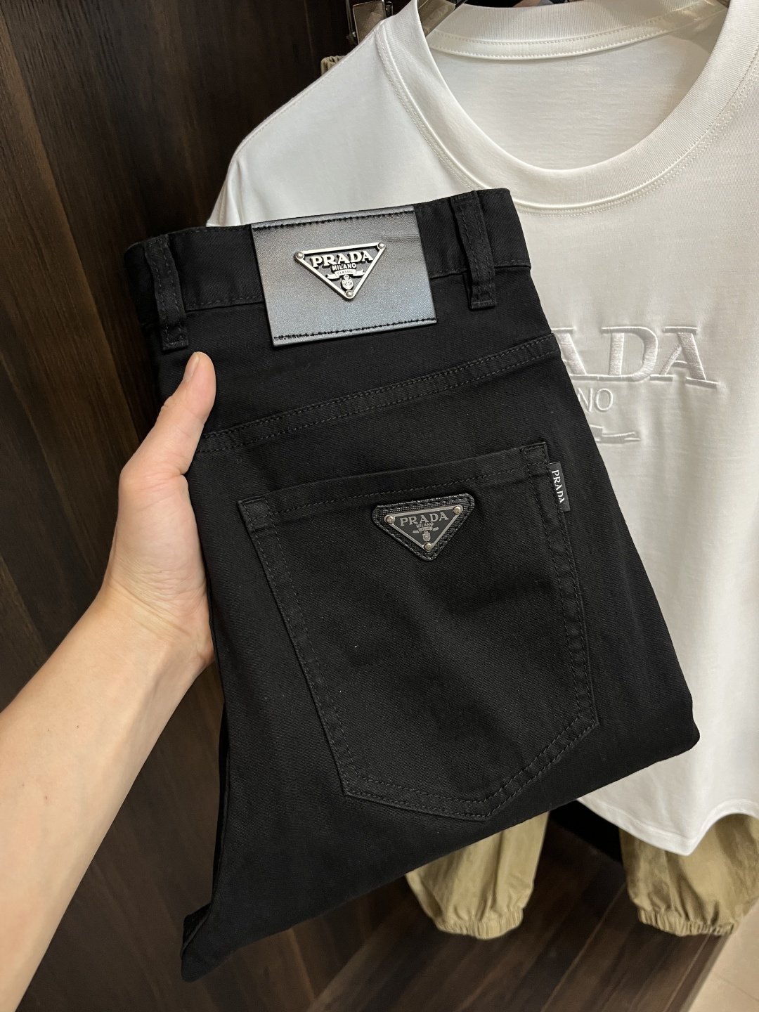 NO:132998,The main recommendation is Prada 2025 spring exclusively for new Prada trendy men's fashionable casual jeans, new spring pants, high-end European version original single trendy fashionable casual trousers, high breathability and comfort, impeccable details, brand element design concept, reflecting high quality. It presents casual cut, and the upper body style is superb!  Number of codes 29-40 H2025 new model first release, prada, prada, jeans, alexander wang19860909主推 Prada 2025春季独家专供新款普拉达潮男时尚休闲牛仔裤,春季新款裤子 高端欧版原单潮流时尚休闲裤子 透气舒适度高,细节无可挑剔,品牌元素设计理念,体现高品质.呈现休闲裁剪,上身版型超赞！ 码数29-40 H2025新款首发,,prada,prada,jeans,alexander wang,Men's clothing