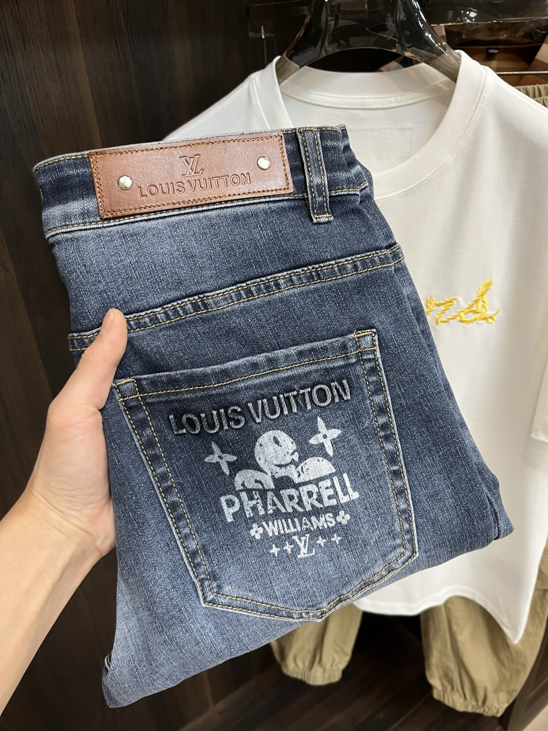 NO:133001,The main recommendation is LV 2025 spring exclusively for new donkey brand fashion men's fashionable casual jeans, new spring pants, high-end European version original single trend fashionable casual trousers, high breathability and comfort, impeccable details, brand element design concept, reflecting high quality. It presents casual cut, and the upper body style is superb!  Number of codes 29-40 H2025 new model first release, louis vuitton,louis vuitton,jeans,alexander wang19860909主推 LV 2025春季独家专供新款驴牌潮男时尚休闲牛仔裤,春季新款裤子 高端欧版原单潮流时尚休闲裤子 透气舒适度高,细节无可挑剔,品牌元素设计理念,体现高品质.呈现休闲裁剪,上身版型超赞！ 码数29-40 H2025新款首发,,louis vuitton,louis vuitton,jeans,alexander wang,Men's clothing