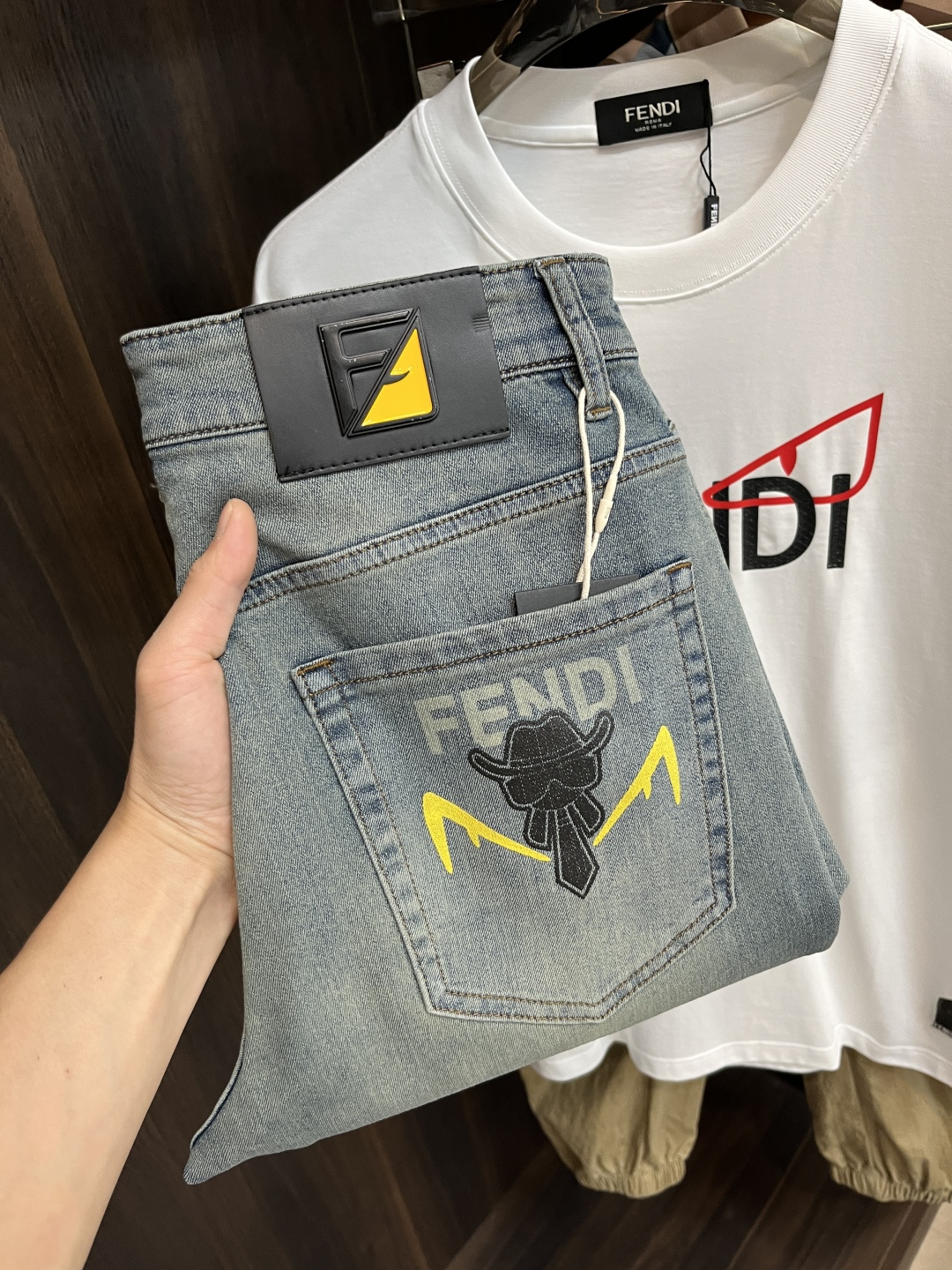 NO:133004,The main recommendation is Fendi 2025 spring exclusively for new Fendi trendy men's fashionable casual jeans, new spring pants, high-end European version original single trendy fashionable casual trousers, high breathability and comfort, impeccable details, brand element design concept, reflecting high quality. It presents casual cut, and the upper body style is excellent!  Number of codes 29-40 H2025 new model first release, fendi, fendi, jeans, alexander wang19860909主推 Fendi 2025春季独家专供新款芬迪潮男时尚休闲牛仔裤,春季新款裤子 高端欧版原单潮流时尚休闲裤子 透气舒适度高,细节无可挑剔,品牌元素设计理念,体现高品质.呈现休闲裁剪,上身版型超赞！ 码数29-40 H2025新款首发,,fendi,fendi,jeans,alexander wang,Men's clothing