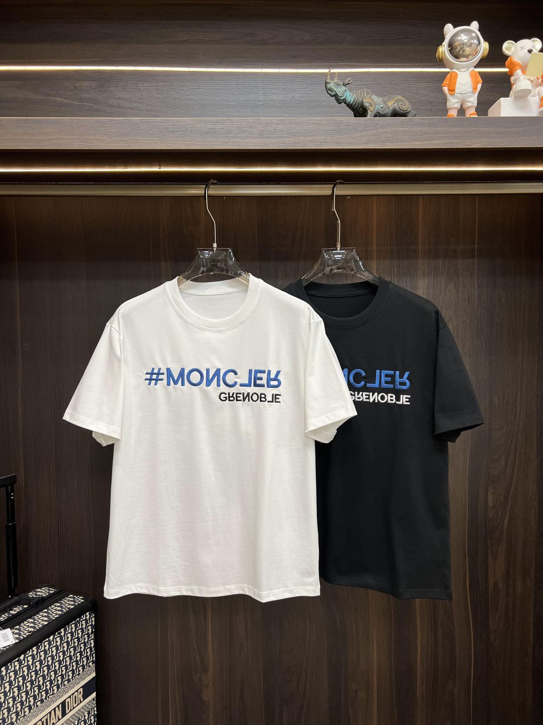 NO:527744,The main recommendation Moncler is exclusively designed for new autumn masked fashion casual round neck short sleeves, high-density 320g pure cotton fabric, high-end needle embroidery, high-end European version original single T-shirt, trendy and fashionable casual half-sleeved, breathable and comfortable, impeccable details, brand element design concept, reflecting high quality. It presents casual cut, and the upper body style is superb!  M-3XL H new model first release, Moncler, T-shirt,tees, t-shirt,alexander wang19860909主推 Moncler 独家专供秋季新款蒙口时尚休闲圆领短袖,高密度320克纯棉面料,高级密针刺绣、高端欧版原单T恤,潮流时尚休闲半袖 透气舒适度高,细节无可挑剔,品牌元素设计理念,体现高品质.呈现休闲裁剪,上身版型超赞！码数M-3XL H新款首发,,Moncler,T-shirt,tees，t-shirt,alexander wang,Men's clothing