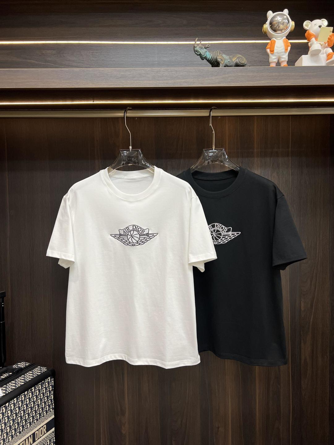 NO:133013,The main recommendation Dior is exclusively designed for the new autumn Dior fashion casual round neck short sleeves, high-density 320 grams pure cotton fabric, high-end needle embroidery, high-end European version original single T-shirt, trendy and fashionable casual half-sleeved, breathable and comfortable, impeccable details, brand element design concept, reflecting high quality. It presents casual cut, and the upper body style is superb!  Code Number M-3XL H2025 new model first release, dior, dior, T-shirt, tees, t-shirt, alexander wang19860909主推 Dior 独家专供秋季新款迪奥时尚休闲圆领短袖,高密度320克纯棉面料,高级密针刺绣、高端欧版原单T恤,潮流时尚休闲半袖 透气舒适度高,细节无可挑剔,品牌元素设计理念,体现高品质.呈现休闲裁剪,上身版型超赞！码数M-3XL H2025新款首发,,dior,dior,T-shirt,tees，t-shirt,alexander wang,Men's clothing