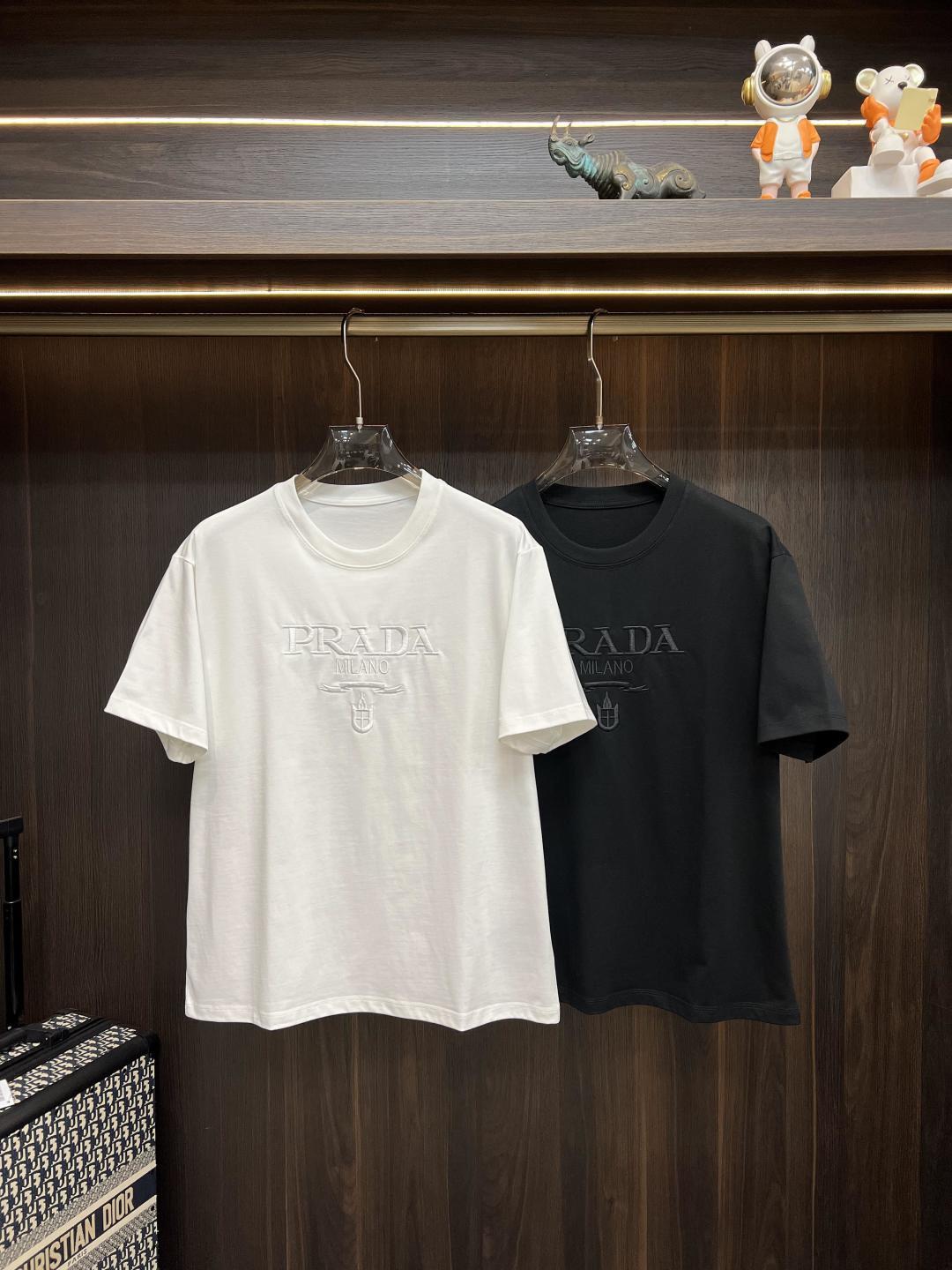 NO:133019,The main recommendation is Prada exclusively for the new autumn Prada fashion casual round neck short sleeves, high-density 320g pure cotton fabric, high-end needle embroidery, high-end European version original single T-shirt, trendy and fashionable casual half-sleeved, high breathable and comfortable, impeccable details, brand element design concept, reflecting high quality. It presents casual cut, and the upper body style is superb!  Code Number M-3XL H2025 new model first release, prada, prada, T-shirt, tees, t-shirt, alexander wang19860909主推 Prada 独家专供秋季新款普拉达时尚休闲圆领短袖,高密度320克纯棉面料,高级密针刺绣、高端欧版原单T恤,潮流时尚休闲半袖 透气舒适度高,细节无可挑剔,品牌元素设计理念,体现高品质.呈现休闲裁剪,上身版型超赞！码数M-3XL H2025新款首发,,prada,prada,T-shirt,tees，t-shirt,alexander wang,Men's clothing