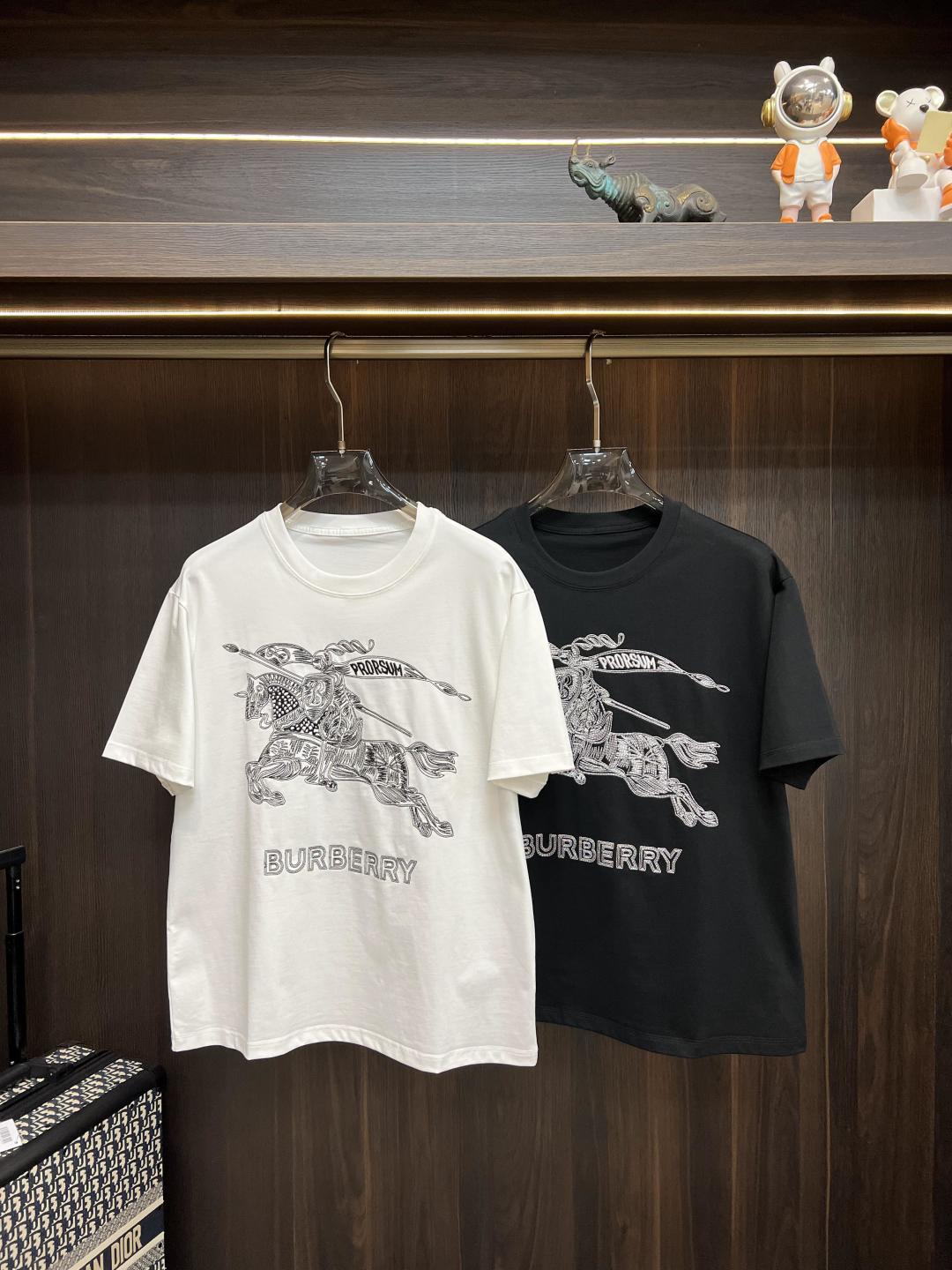 NO:133025,The main recommendation is Prada exclusively for the new autumn Prada fashion casual round neck short sleeves, high-density 320g pure cotton fabric, high-end needle embroidery, high-end European version original single T-shirt, trendy and fashionable casual half-sleeved, high breathable and comfortable, impeccable details, brand element design concept, reflecting high quality. It presents casual cut, and the upper body style is superb!  Code Number M-3XL H2025 new model first release, prada, prada, T-shirt, tees, t-shirt, alexander wang19860909主推 Prada 独家专供秋季新款普拉达时尚休闲圆领短袖,高密度320克纯棉面料,高级密针刺绣、高端欧版原单T恤,潮流时尚休闲半袖 透气舒适度高,细节无可挑剔,品牌元素设计理念,体现高品质.呈现休闲裁剪,上身版型超赞！码数M-3XL H2025新款首发,,prada,prada,T-shirt,tees，t-shirt,alexander wang,Men's clothing