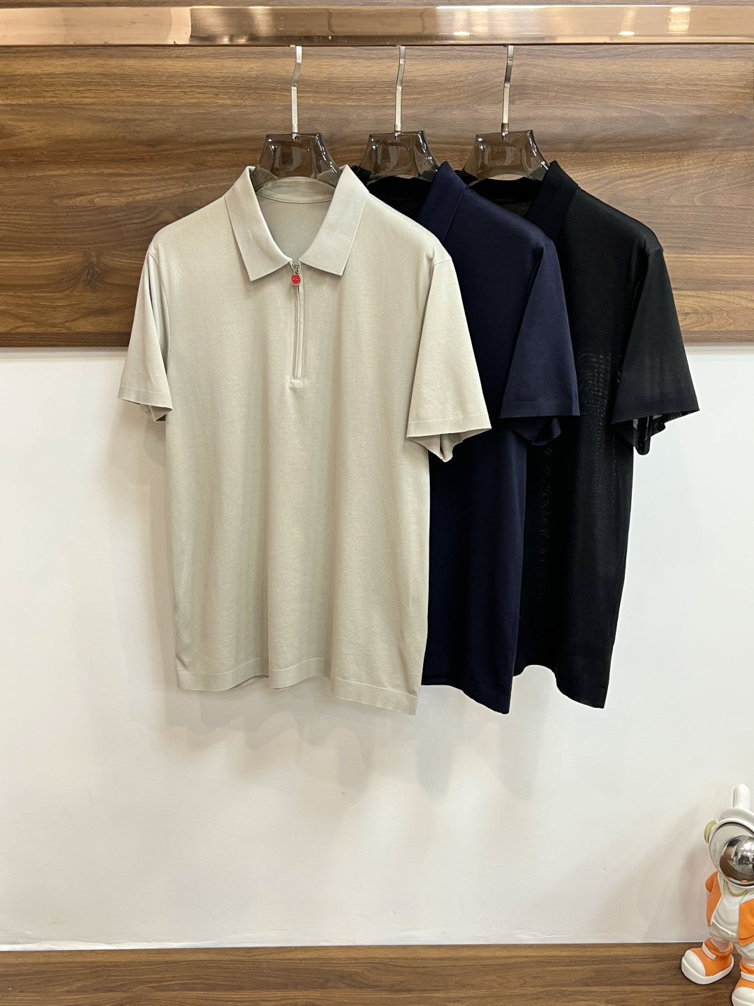 NO:133006,The main recommendation is KITON, which is exclusive to the new autumn fashion casual lapel short sleeves, high-density mercerized cotton fabric, high-end needle embroidery, high-end European version original single T-shirt, trendy and fashionable casual half-sleeved, breathable and comfortable, impeccable details, brand element design concept, reflecting high quality. It presents casual cut, and the upper body style is superb!  Code Number M-3XL H2025 new model first release, T-shirt,tees,t-shirt,alexander wang19860909主推 KITON 独家专供秋季新款时尚休闲翻领短袖,高密度丝光纯棉面料,高级密针刺绣、高端欧版原单T恤,潮流时尚休闲半袖 透气舒适度高,细节无可挑剔,品牌元素设计理念,体现高品质.呈现休闲裁剪,上身版型超赞！码数M-3XL H2025新款首发,,T-shirt,tees，t-shirt,alexander wang,Men's clothing