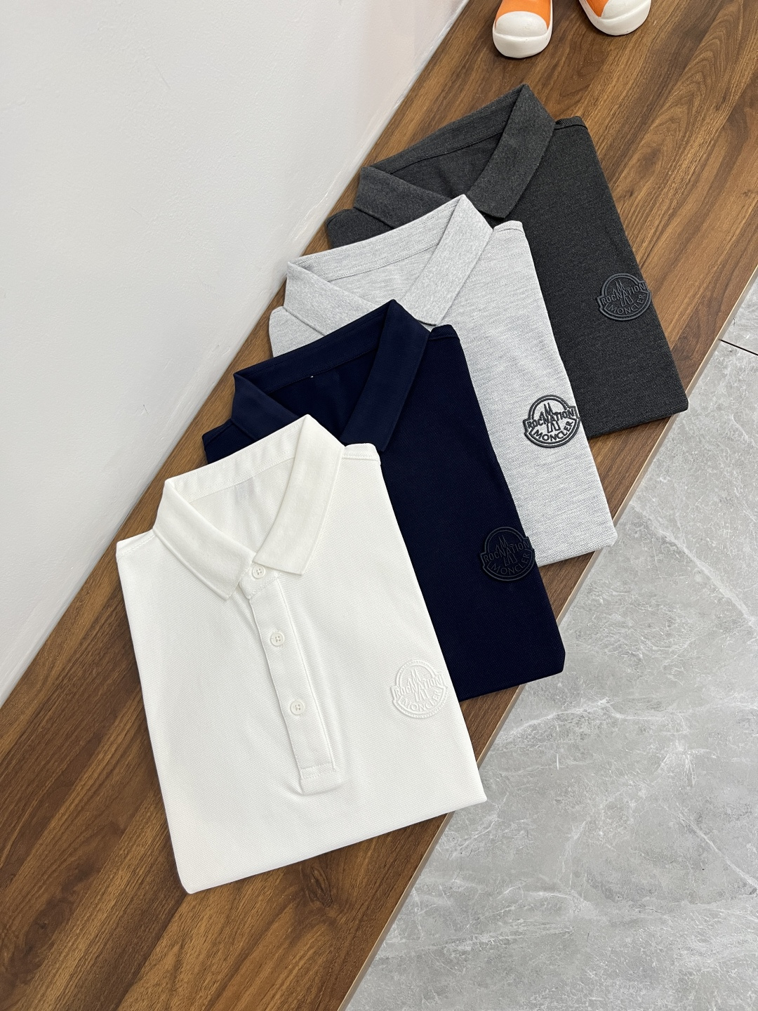 NO:133009,The main recommendation Moncler is exclusively designed for new autumn masked fashion casual lapel short sleeves, high-density mercerized cotton fabric, high-end needle embroidery, high-end European version original single T-shirt, trendy and fashionable casual half-sleeved, breathable and comfortable, impeccable details, brand element design concept, reflecting high quality. It presents casual cut, and the upper body style is superb!  M-3XL H2025 new model debut, christian louboutin, Moncler, T-shirt, tees, t-shirt, alexander wang19860909主推 Moncler 独家专供秋季新款蒙口时尚休闲翻领短袖,高密度丝光纯棉面料,高级密针刺绣、高端欧版原单T恤,潮流时尚休闲半袖 透气舒适度高,细节无可挑剔,品牌元素设计理念,体现高品质.呈现休闲裁剪,上身版型超赞！ 码数M-3XL H2025新款首发,,christian louboutin,Moncler,T-shirt,tees，t-shirt,alexander wang,Men's clothing