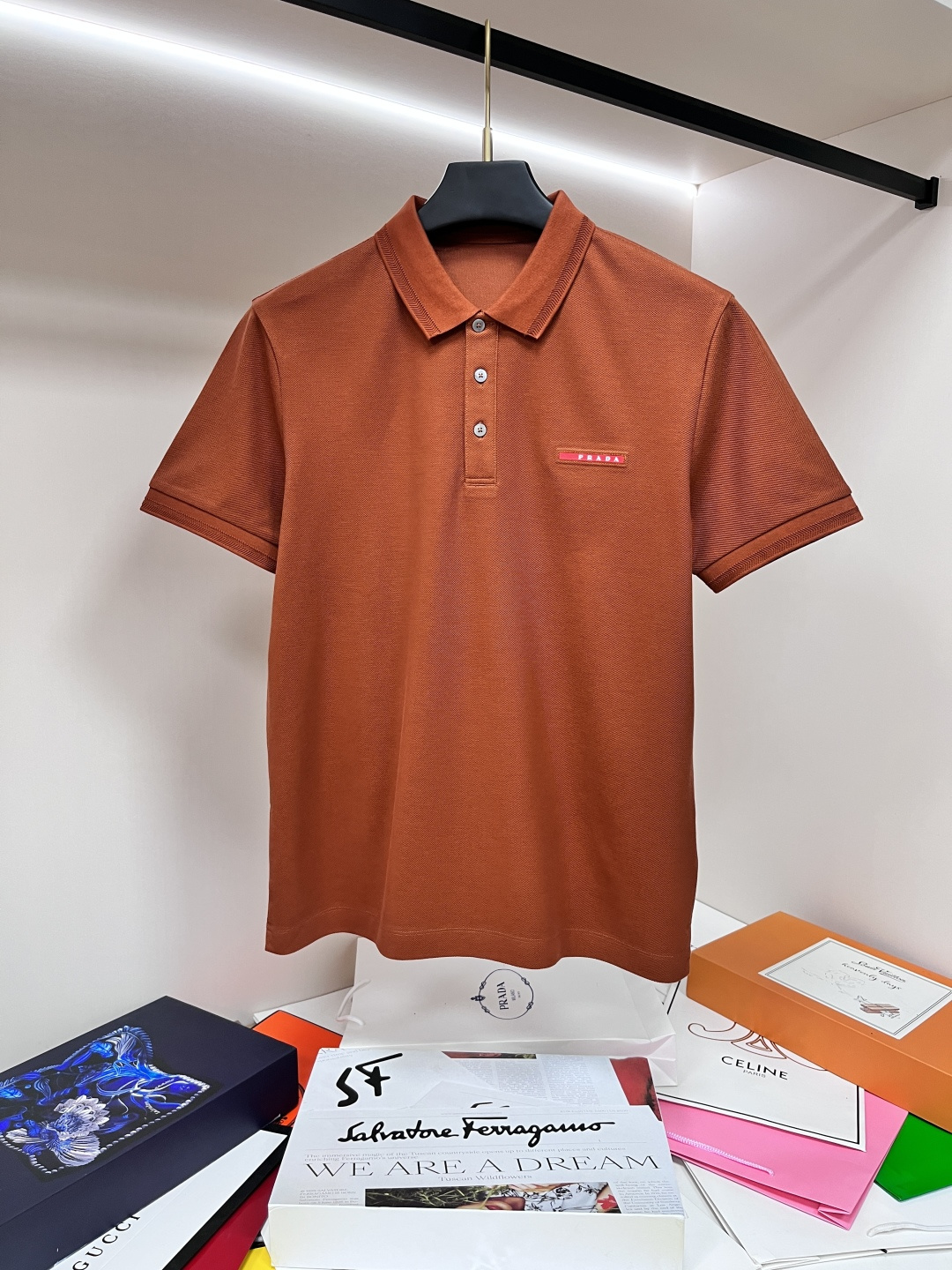 NO:133012,The main recommendation is Prada exclusively for the new autumn Prada fashion casual lapel short sleeves, high-density mercerized cotton fabric, high-end needle embroidery, high-end European version original single T-shirt, trendy and fashionable casual half-sleeved, breathable and comfortable, impeccable details, brand element design concept, reflecting high quality. It presents casual cut, and the upper body style is superb!  Code Number M-3XL H2025 new model first release, prada, prada, T-shirt, tees, t-shirt, alexander wang19860909主推 Prada 独家专供秋季新款普拉达时尚休闲翻领短袖,高密度丝光纯棉面料,高级密针刺绣、高端欧版原单T恤,潮流时尚休闲半袖 透气舒适度高,细节无可挑剔,品牌元素设计理念,体现高品质.呈现休闲裁剪,上身版型超赞！ 码数M-3XL H2025新款首发,,prada,prada,T-shirt,tees，t-shirt,alexander wang,Men's clothing