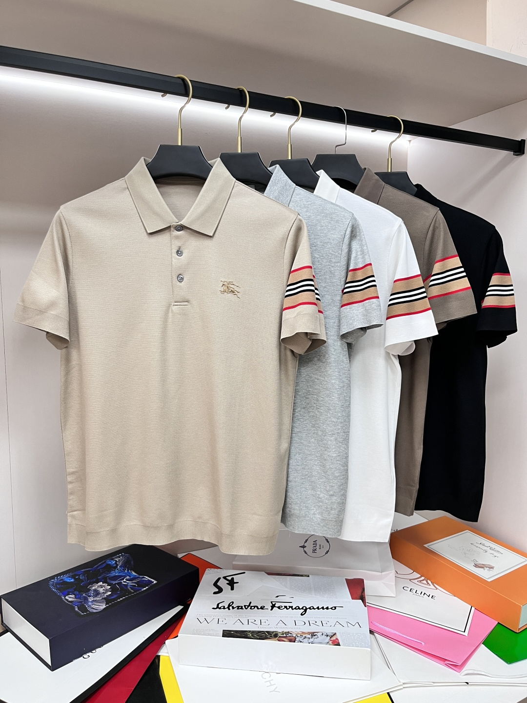 NO:133015,The main recommendation is Burberry, exclusively for the new autumn Burberry fashion casual lapel short sleeves, high-density mercerized cotton fabric, high-end needle embroidery, high-end European version original single T-shirt, trendy and fashionable casual half-sleeved, breathable and comfortable, impeccable details, brand element design concept, reflecting high quality. It presents casual cut, and the upper body style is superb!  Code Number M-3XL H2025 new model first launch, burberry, burberry, T-shirt, tees, t-shirt, alexander wang19860909主推 Burberry 独家专供秋季新款巴宝莉时尚休闲翻领短袖,高密度丝光纯棉面料,高级密针刺绣、高端欧版原单T恤,潮流时尚休闲半袖 透气舒适度高,细节无可挑剔,品牌元素设计理念,体现高品质.呈现休闲裁剪,上身版型超赞！ 码数M-3XL H2025新款首发,,burberry,burberry,T-shirt,tees，t-shirt,alexander wang,Men's clothing