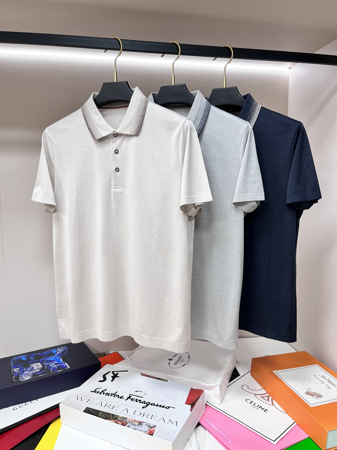 NO:412202,The main recommendation LP is exclusively designed for new autumn LP fashion casual lapel short sleeves, high-density mercerized cotton fabric, high-end needle embroidery, high-end European version original single T-shirt, trendy and fashionable casual half-sleeved, breathable and comfortable, impeccable details, brand element design concept, reflecting high quality. It presents casual cut, and the upper body style is superb!  Code Number M-3XL H2025 new model first release, loro piana, T-shirt,tees, t-shirt,alexander wang19860909主推 LP 独家专供秋季新款LP时尚休闲翻领短袖,高密度丝光纯棉面料,高级密针刺绣、高端欧版原单T恤,潮流时尚休闲半袖 透气舒适度高,细节无可挑剔,品牌元素设计理念,体现高品质.呈现休闲裁剪,上身版型超赞！ 码数M-3XL H2025新款首发,,loro piana,T-shirt,tees，t-shirt,alexander wang,Men's clothing