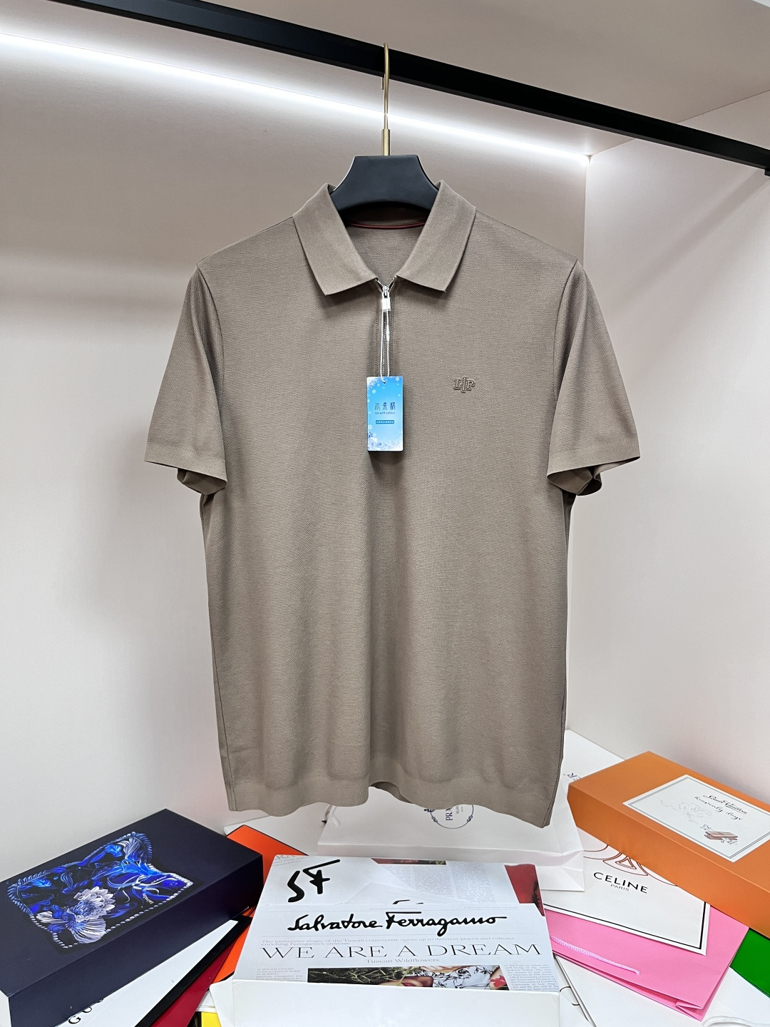 NO:133018,The main recommendation LP is exclusively designed for new autumn LP fashion casual lapel short sleeves, high-density mercerized cotton fabric, high-end needle embroidery, high-end European version original single T-shirt, trendy and fashionable casual half-sleeved, breathable and comfortable, impeccable details, brand element design concept, reflecting high quality. It presents casual cut, and the upper body style is superb!  Code Number M-3XL H2025 new model first release, loro piana, T-shirt,tees, t-shirt,alexander wang19860909主推 LP 独家专供秋季新款LP时尚休闲翻领短袖,高密度丝光纯棉面料,高级密针刺绣、高端欧版原单T恤,潮流时尚休闲半袖 透气舒适度高,细节无可挑剔,品牌元素设计理念,体现高品质.呈现休闲裁剪,上身版型超赞！ 码数M-3XL H2025新款首发,,loro piana,T-shirt,tees，t-shirt,alexander wang,Men's clothing