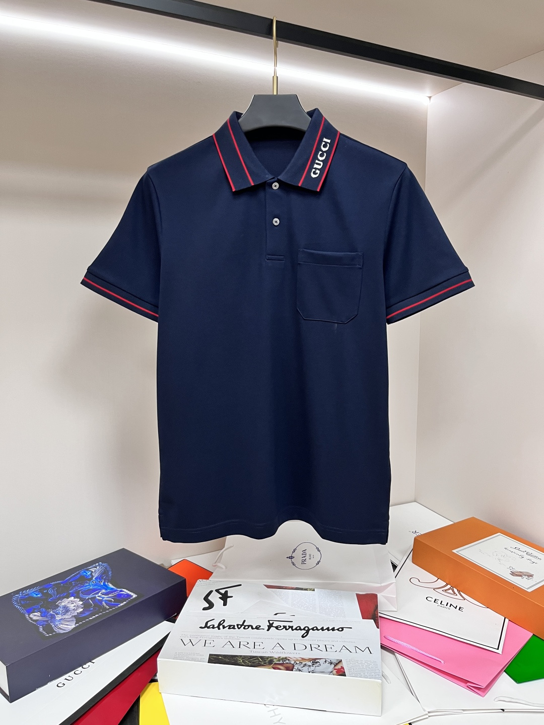 NO:133021,The main recommendation Gucci is exclusively designed for the new autumn Gucci fashion casual lapel short sleeves, high-density mercerized cotton fabric, high-end needle embroidery, high-end European version original single T-shirt, trendy and fashionable casual half-sleeved, breathable and comfortable, impeccable details, brand element design concept, reflecting high quality. It presents casual cut, and the upper body style is excellent!  Code Number M-3XL H2025 new model first release, gucci, gucci, T-shirt, tees, t-shirt, alexander wang19860909主推 Gucci 独家专供秋季新款古驰时尚休闲翻领短袖,高密度丝光纯棉面料,高级密针刺绣、高端欧版原单T恤,潮流时尚休闲半袖 透气舒适度高,细节无可挑剔,品牌元素设计理念,体现高品质.呈现休闲裁剪,上身版型超赞！ 码数M-3XL H2025新款首发,,gucci,gucci,T-shirt,tees，t-shirt,alexander wang,Men's clothing