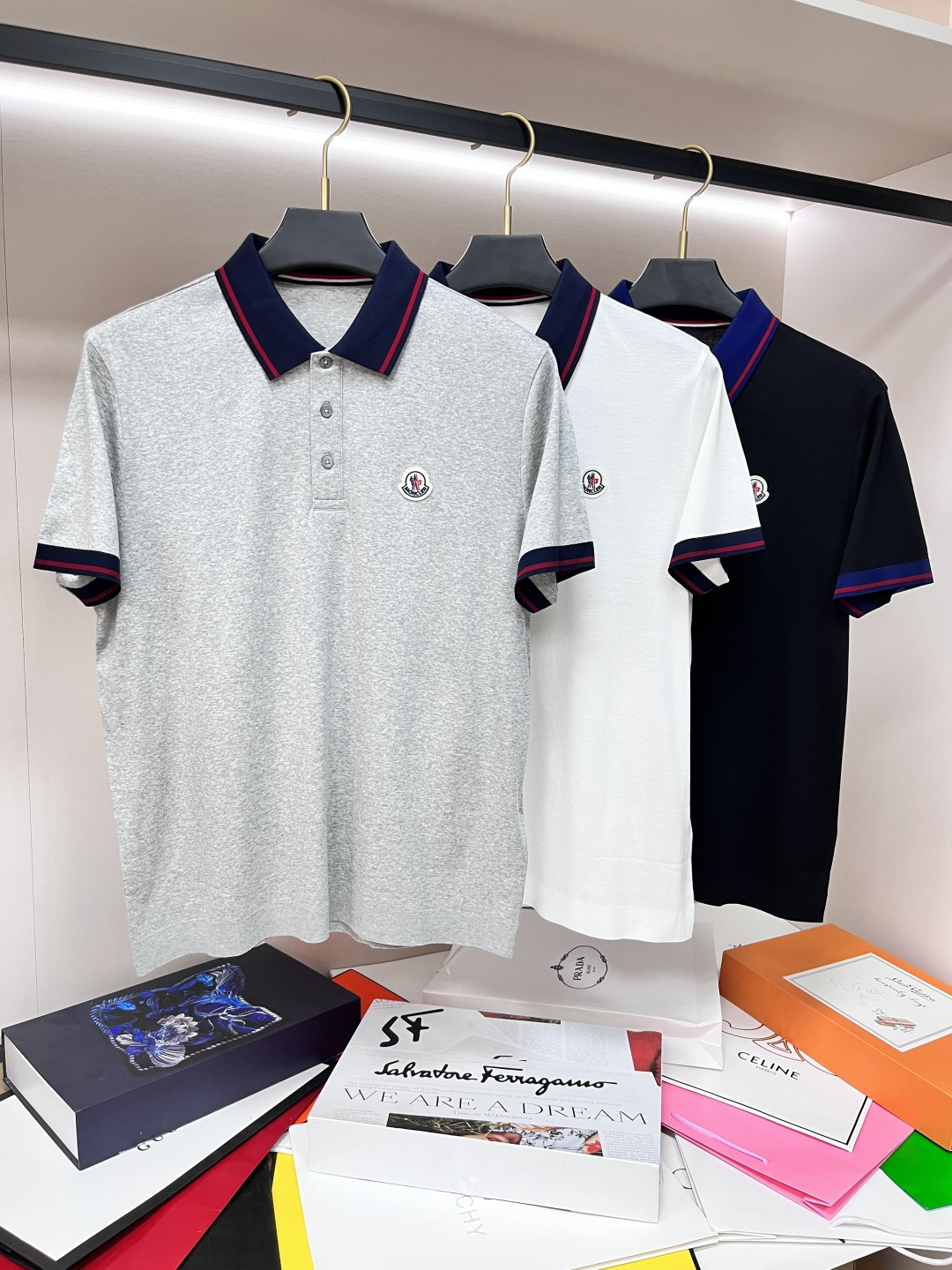 NO:133024,The main recommendation Moncler is exclusively designed for new autumn masked fashion casual lapel short sleeves, high-density mercerized cotton fabric, high-end needle embroidery, high-end European version original single T-shirt, trendy and fashionable casual half-sleeved, breathable and comfortable, impeccable details, brand element design concept, reflecting high quality. It presents casual cut, and the upper body style is superb!  M-3XL H2025 new model debut, christian louboutin, Moncler, T-shirt, tees, t-shirt, alexander wang19860909主推 Moncler 独家专供秋季新款蒙口时尚休闲翻领短袖,高密度丝光纯棉面料,高级密针刺绣、高端欧版原单T恤,潮流时尚休闲半袖 透气舒适度高,细节无可挑剔,品牌元素设计理念,体现高品质.呈现休闲裁剪,上身版型超赞！ 码数M-3XL H2025新款首发,,christian louboutin,Moncler,T-shirt,tees，t-shirt,alexander wang,Men's clothing