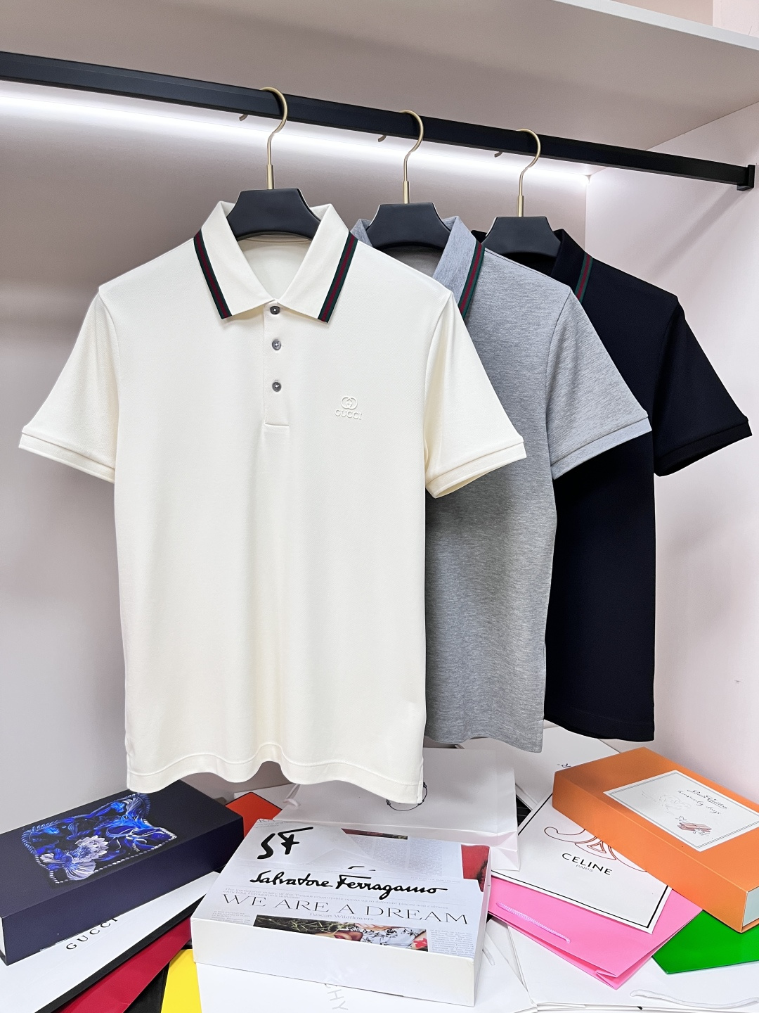 NO:133027,The main recommendation Gucci is exclusively designed for the new autumn Gucci fashion casual lapel short sleeves, high-density mercerized cotton fabric, high-end needle embroidery, high-end European version original single T-shirt, trendy and fashionable casual half-sleeved, breathable and comfortable, impeccable details, brand element design concept, reflecting high quality. It presents casual cut, and the upper body style is excellent!  Code Number M-3XL H2025 new model first release, gucci, gucci, T-shirt, tees, t-shirt, alexander wang19860909主推 Gucci 独家专供秋季新款古驰时尚休闲翻领短袖,高密度丝光纯棉面料,高级密针刺绣、高端欧版原单T恤,潮流时尚休闲半袖 透气舒适度高,细节无可挑剔,品牌元素设计理念,体现高品质.呈现休闲裁剪,上身版型超赞！ 码数M-3XL H2025新款首发,,gucci,gucci,T-shirt,tees，t-shirt,alexander wang,Men's clothing