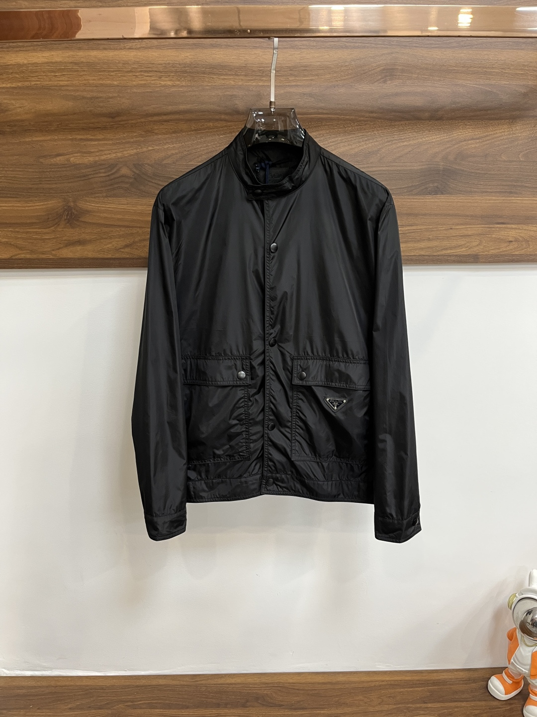 NO:133031,The main recommendation is the Prada 25 early spring and summer new Prada hooded business casual jacket, which is a timeless design item suitable for all seasons. Classic style, original 1:1 development, complete three standards, business casual, high-end outward and inner wear, the same style as men and women, highly recommended!  Number of codes: S M L XL H2025 new model first release, prada, prada, jackets & coats, hats, alexander wang19860909主推 Prada 25早春夏新款普拉达连帽商务休闲外套,是适合各种季节的隽永设计单品.经典款式,原版1:1开发,三标齐全,商务休闲,外穿内搭都高档次,男女同款,强烈推荐！ 码数:S M L XL H2025新款首发,,prada,prada,jackets & coats,hats,alexander wang,Men's clothing