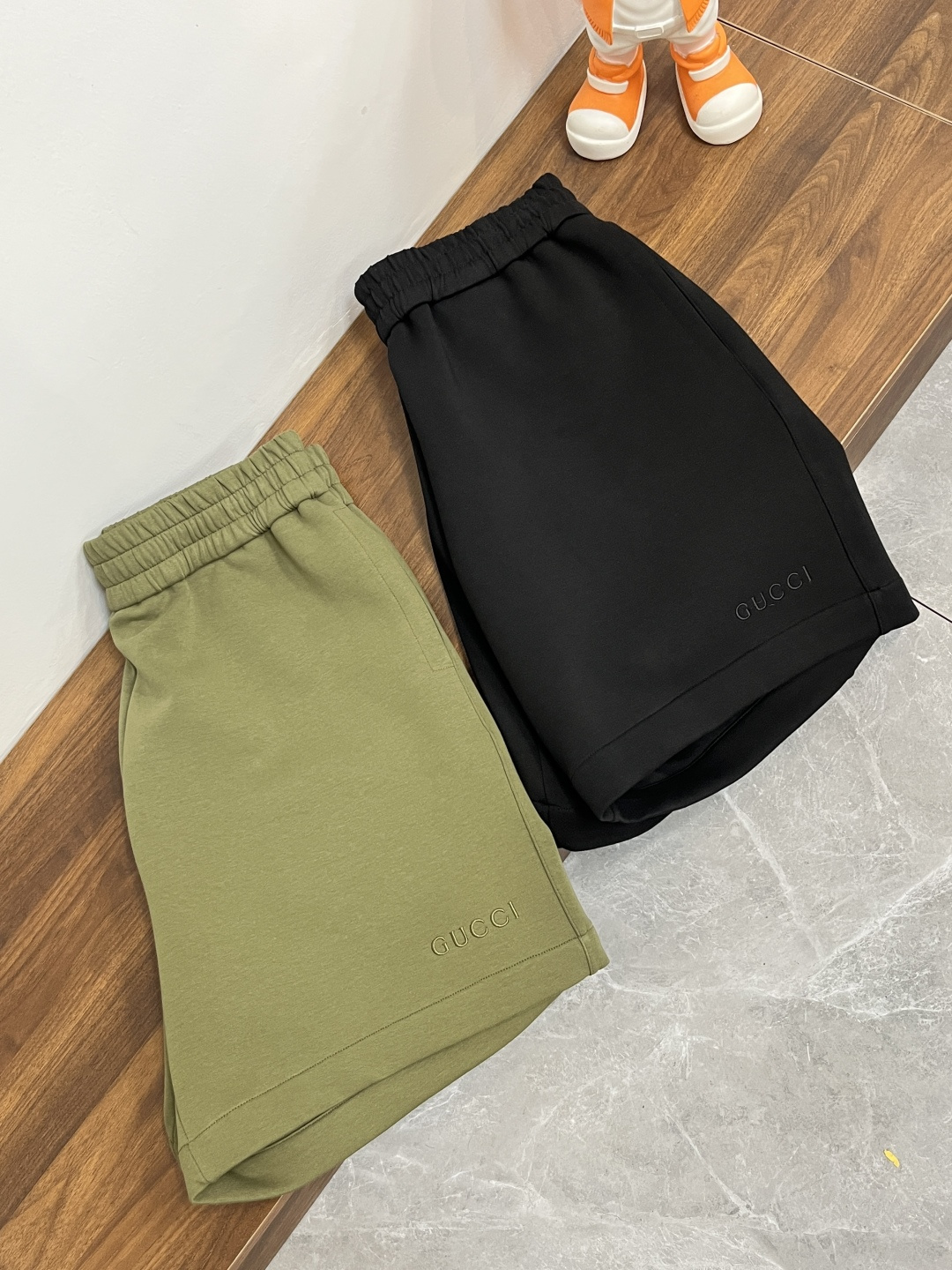 NO:134399,The main recommendation is GUCCI new classic embroidered knitted shorts Gucci This shorts are made of knitted fabric, with elastic waist rope at the waist, two pockets on the front and zippered back pockets. The classic waist rope is engraved with English letters in the G home, and the trouser edges are embroidered with G home's unique English embroidered letters. The colors are unique, the style is novel, and the upper body is comfortable. It is a must-have item in the wardrobe. It is highly recommended!  Color black bean green number 46 48 50 52, gucci, gucci, gucci, shorts, alexander wang19860909主推 GUCCI 新款经典绣花针织短裤古驰这款短裤针织面料面料制作,腰头有松紧腰绳,前副配两个口袋配有后口袋配有拉链设计,经典腰绳搭配有刻有G家英文字母点缀,同时裤边绣有G家独特的英文绣花字母,颜色独特,款式新颖,上身舒适,属于衣橱的必备单品,强烈推荐！ 颜色黑色 豆绿色 码数46 48 50 52,,gucci,gucci,gucci,shorts,alexander wang,Men's clothing