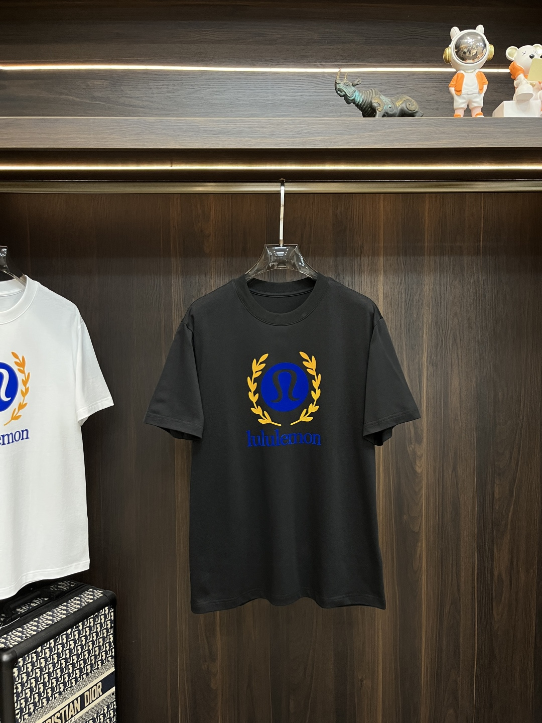 NO:135506,Lululemon exclusively offers new spring fashion casual round neck short sleeves, wide version of high-density cotton fabric, high-end needle embroidery, high-end European version original single T-shirt, trendy and fashionable casual half-sleeved, breathable and comfortable, impeccable details, brand element design concept, reflecting high quality. It presents casual cut, and the upper body style is superb!  Number of codes 48-56 H2025 new model first release, T-shirt,tees,t-shirt,alexander wang19860909Lululemon 独家专供春季新款时尚休闲圆领短袖,阔版高密度纯棉面料,高级密针刺绣、高端欧版原单T恤,潮流时尚休闲半袖 透气舒适度高,细节无可挑剔,品牌元素设计理念,体现高品质.呈现休闲裁剪,上身版型超赞！ 码数48-56 H2025新款首发,,T-shirt,tees，t-shirt,alexander wang,Men's clothing