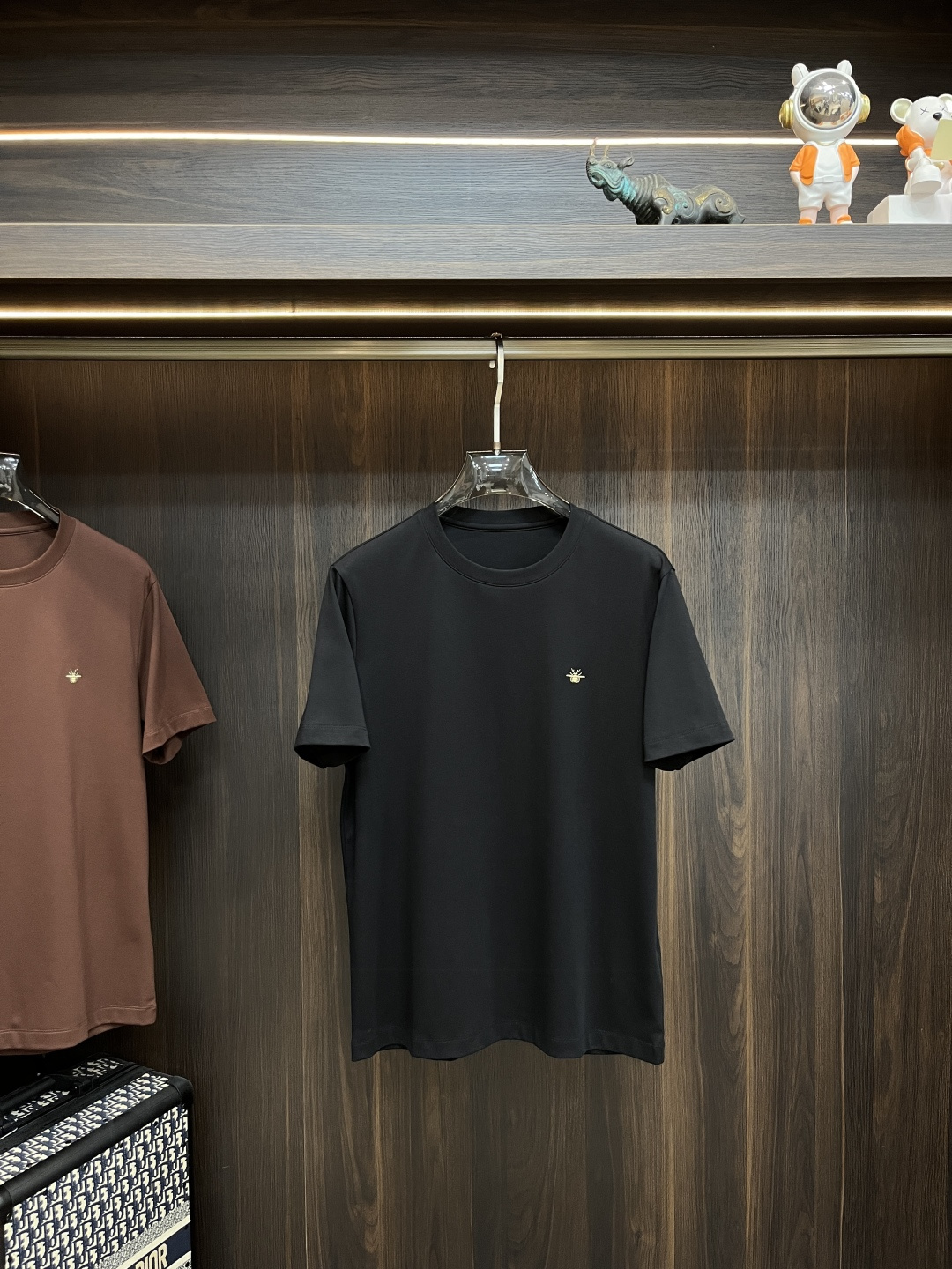 NO:135508,Dior exclusively offers spring new Dior fashion casual round neck short sleeves, wide version of high-density cotton fabric, high-end needle embroidery, high-end European version original single T-shirt, trendy and fashionable casual half-sleeved, breathable and comfortable, impeccable details, brand element design concept, reflecting high quality. It presents casual cut, and the upper body style is superb!  Number of codes 48-56 H2025 new model first release, dior, dior, T-shirt, tees, t-shirt, alexander wang19860909Dior 独家专供春季新款迪奥时尚休闲圆领短袖,阔版高密度纯棉面料,高级密针刺绣、高端欧版原单T恤,潮流时尚休闲半袖 透气舒适度高,细节无可挑剔,品牌元素设计理念,体现高品质.呈现休闲裁剪,上身版型超赞！ 码数48-56 H2025新款首发,,dior,dior,T-shirt,tees，t-shirt,alexander wang,Men's clothing