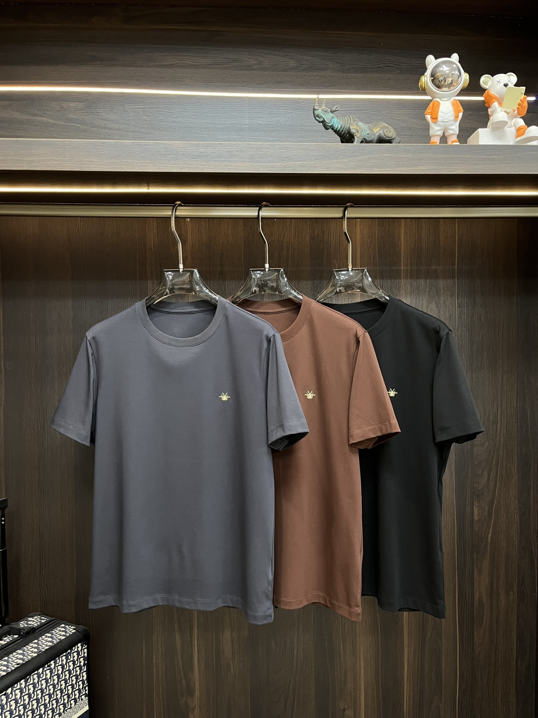 NO:134392,The main recommendation Dior is exclusively designed for the new spring Dior fashion casual round neck short sleeves, wide version of high-density cotton fabric, high-end needle embroidery, high-end European version original single T-shirt, trendy and fashionable casual half-sleeved, breathable and comfortable, impeccable details, brand element design concept, reflecting high quality. It presents casual cut, and the upper body style is superb!  Number of codes 48-56 H2025 new model first release, dior, dior, T-shirt, tees, t-shirt, alexander wang19860909主推 Dior 独家专供春季新款迪奥时尚休闲圆领短袖,阔版高密度纯棉面料,高级密针刺绣、高端欧版原单T恤,潮流时尚休闲半袖 透气舒适度高,细节无可挑剔,品牌元素设计理念,体现高品质.呈现休闲裁剪,上身版型超赞！ 码数48-56 H2025新款首发,,dior,dior,T-shirt,tees，t-shirt,alexander wang,Men's clothing