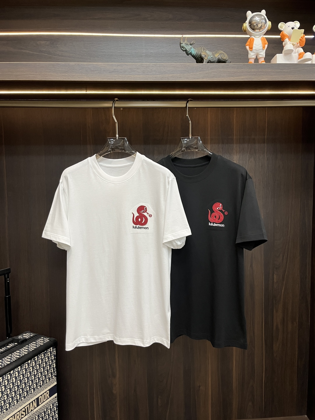 NO:134394,The main recommendation is Lululemon, which is exclusively designed for new spring fashion and casual round neck short sleeves, wide version of high-density cotton fabric, high-end needle embroidery, high-end European version original single T-shirt, trendy and fashionable casual half-sleeved, breathable and comfortable, impeccable details, brand element design concept, reflecting high quality. It presents casual cut, and the upper body style is superb!  Number of codes 48-56 H2025 new model first release, T-shirt,tees,t-shirt,alexander wang19860909主推 Lululemon 独家专供春季新款时尚休闲圆领短袖,阔版高密度纯棉面料,高级密针刺绣、高端欧版原单T恤,潮流时尚休闲半袖 透气舒适度高,细节无可挑剔,品牌元素设计理念,体现高品质.呈现休闲裁剪,上身版型超赞！ 码数48-56 H2025新款首发,,T-shirt,tees，t-shirt,alexander wang,Men's clothing