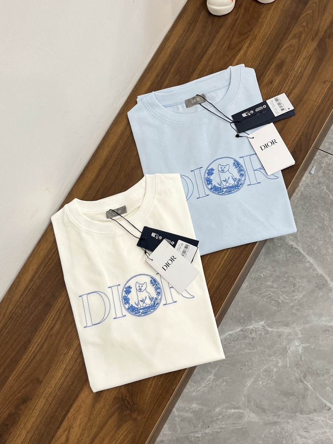 NO:134401,The main recommendation is Dior 25ss new loose fit T-shirt. This T-shirt shows the logo from this season's DIOR AND HYLTON NEL co-branded series. It is carefully crafted from blue cotton jersey fabric, with a classic silhouette and a slim collar, and the chest is decorated with embroidery to enhance the style. It is casually tailored and can be matched with sports long pants. The same style for men and women, highly recommended!  Color white blue code number S M L XL,,dior,dior,tees,t-shirt,alexander wang19860909主推 Dior 25ss新款宽松版型T恤衫迪奥这款T恤展示来自本季DIOR AND HYLTON NEL 联名系列的标志.采用蓝色棉质平纹针织面料精心制作,经典廓形搭配罗领,胸前饰以刺绣提升格调.休闲剪裁,可搭配运动长初裤.男女同款,强烈推荐！ 颜色白色 蓝色 码数S M L XL,,dior,dior,tees，t-shirt,alexander wang,Men's clothing