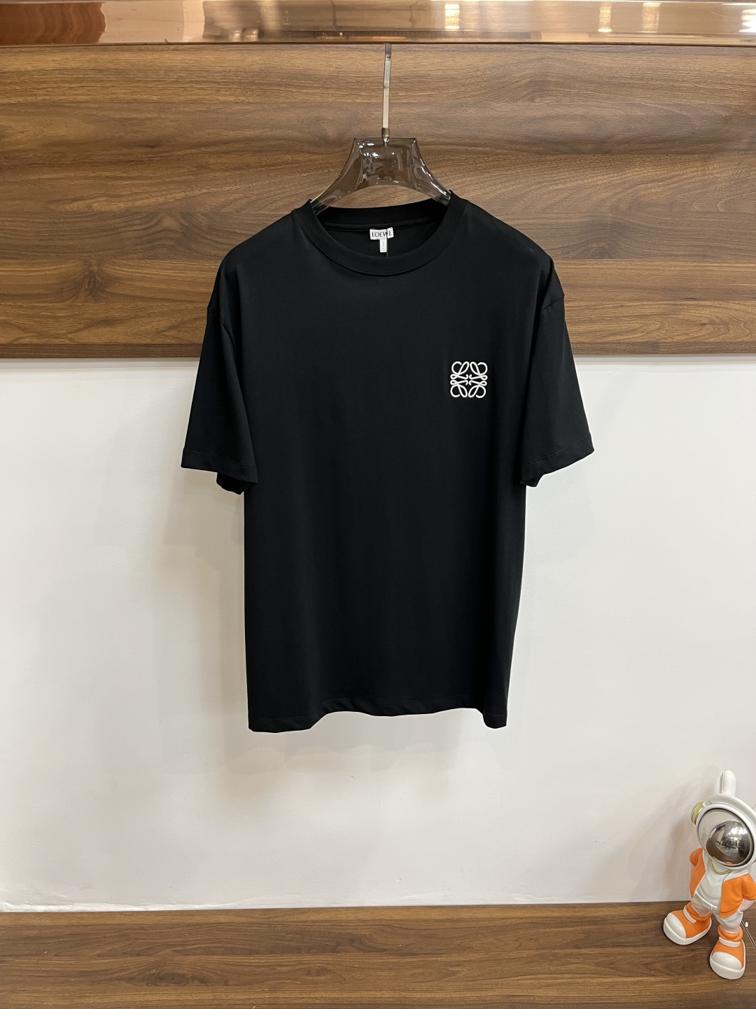 NO:134403,The main recommendation is LOEWE 25ss new T-shirt with exclusive LOEWE embroidery technology on the chest, heavy fabric, complete three standards, uniform, delicate and soft fabric, comfortable to wear, and easily create a cool summer feel, the same style for men and women, highly recommended!  Color black white Number of codes: S M L XL, loewe,loewe,tees,t-shirt,alexander wang19860909主推 LOEWE 罗意威 25ss新款T恤衫胸前独家LOEWE绣花工艺 ,重磅面料 ,三标齐全 面料匀均细致柔软 ,穿着舒度适高,轻松打造夏日潮酷感 ,男女同款,强烈推荐！ 颜色黑色 白色 码数:S M L XL,,loewe,loewe,tees，t-shirt,alexander wang,Men's clothing