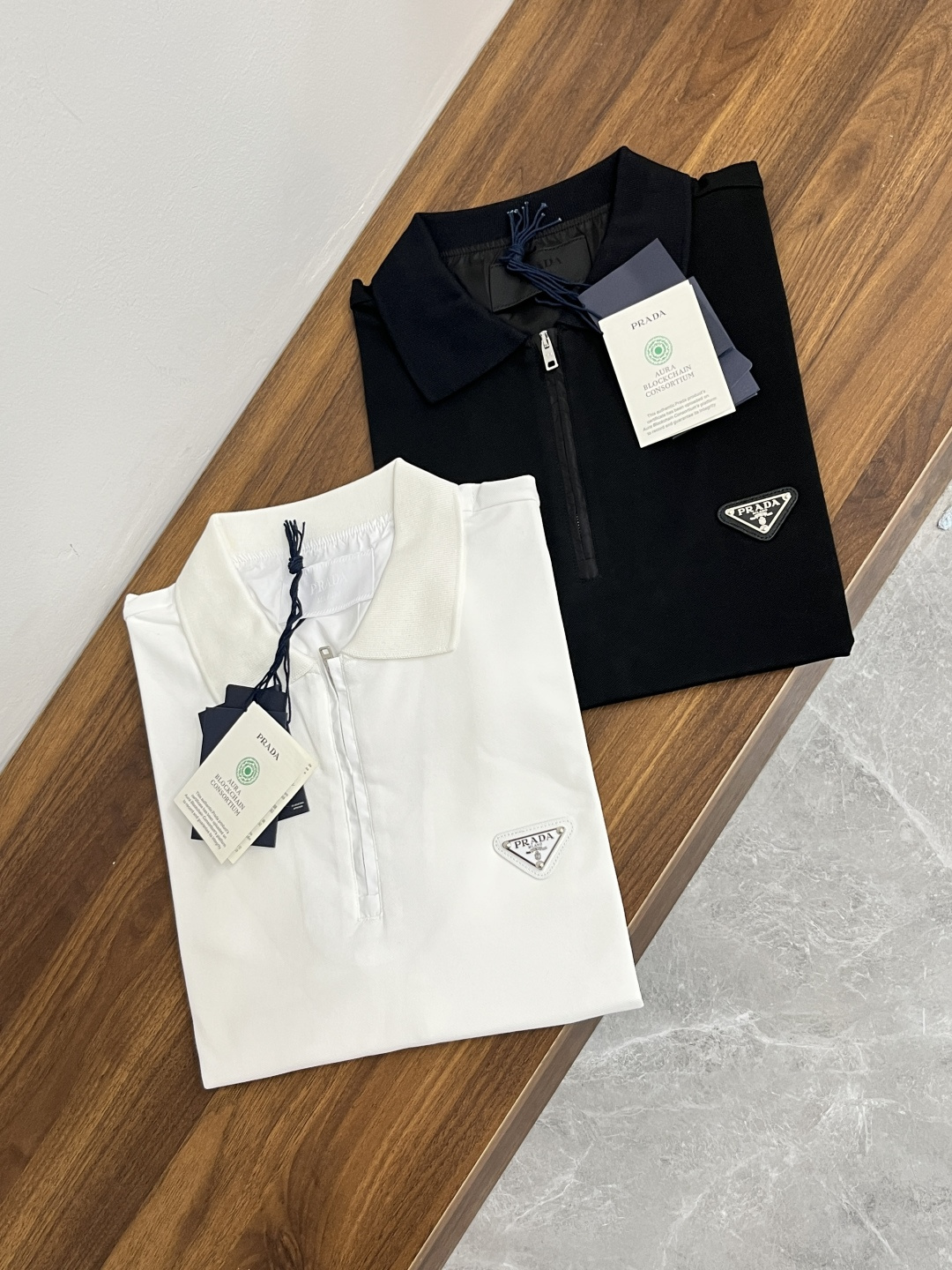 NO:134388,The main recommendation is the new classic triangle semi-zipper polo shirt Prada T-shirt developed 1:1, carefully crafted from bead floor cotton fabric, presenting a classic design in a new sports style, with novel and fashionable styles, the same style as men and women. Highly recommended!  Color black and white S M L XL,,prada,prada,tees,t-shirt,alexander wang19860909主推 Prada 25SS新款经典三角标半拉链polo衫普拉达这款T恤原版1:1开发,采用珠地棉面料精心打造,以全新运动风格呈现经典设计,款式新颖时尚,男女同款,强烈推荐！ 颜色黑色、白色 码数S M L XL,,prada,prada,tees，t-shirt,alexander wang,Men's clothing