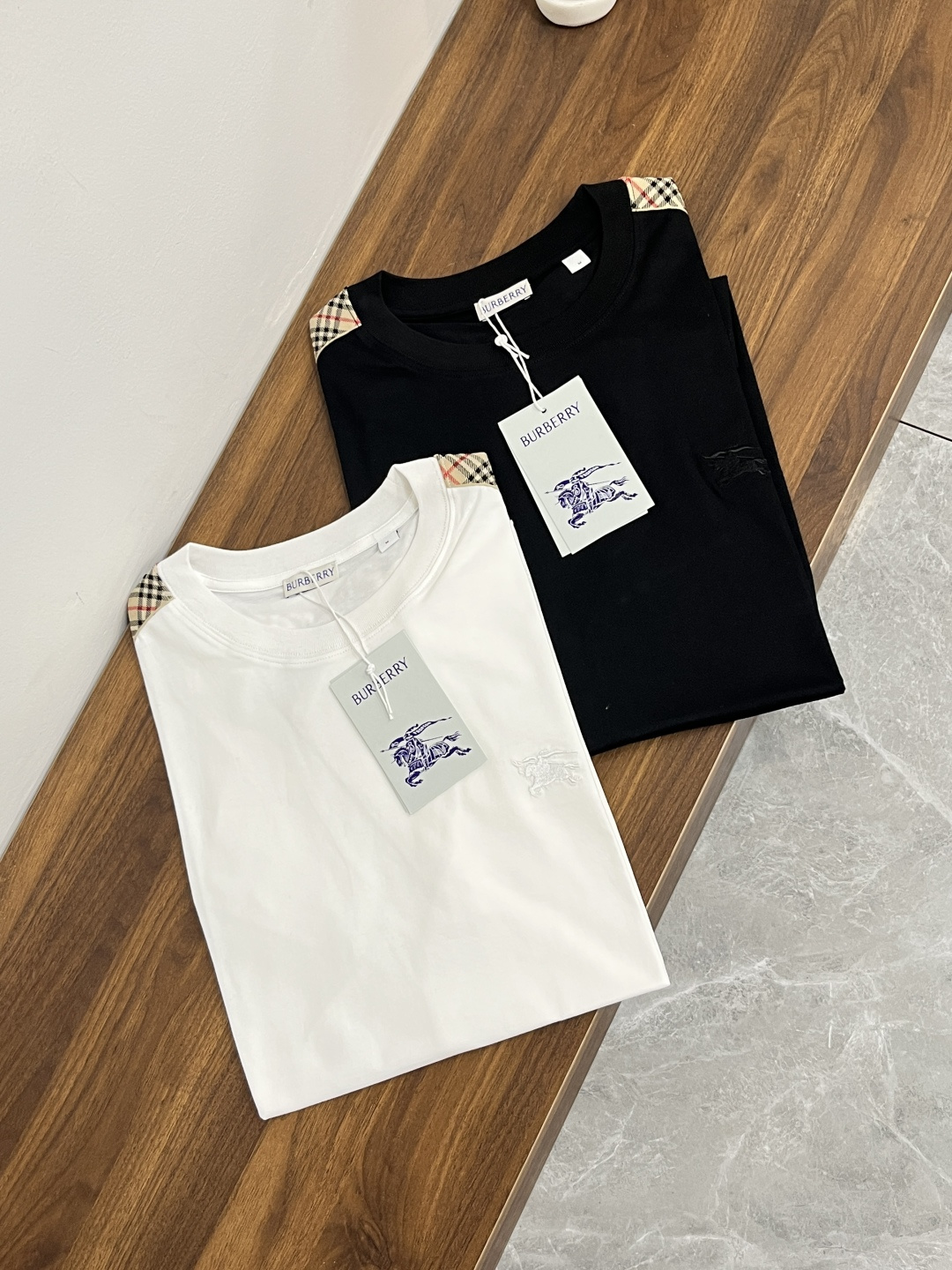 NO:134386,The main recommendation is Burberry 25 new checked webbing T-shirt. This T-shirt is made of lightweight flat cotton fabric, giving it a slim fit. Equipped with Equestrian Knight logo (EKD) embroidery, sleeves are decorated with Burberry checked tape, ribbed knit neckline, and equestrian Knight logo (EKD) embroidery on the front chest. The style is novel and fashionable. Highly recommended!  Color black white Number S M. L XL, burberry, burberry, tees, t-shirt, alexander wang19860909主推 Burberry 25新款格纹织带T 恤衫巴宝莉这款T恤衫选用轻盈平织棉面料制成,呈现修身版型.点缀马术骑士徽标(EKD)刺绣,衣袖融入Burberry 格纹饰带,罗纹针织领口,前胸饰有马术骑士徽标(EKD)刺绣,款式新颖时尚,强烈推荐！ 颜色黑色 白色 码数S M. L XL,,burberry,burberry,tees，t-shirt,alexander wang,Men's clothing