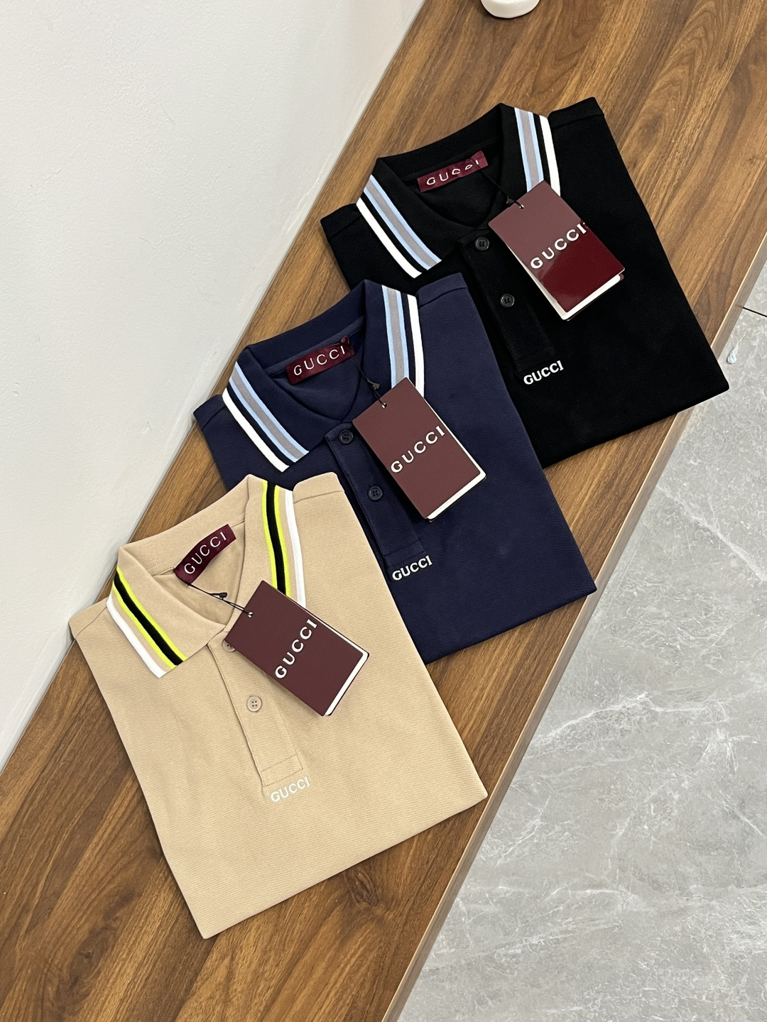 NO:134390,The main recommendation Gucci new chest micro-label embroidered three-color polo shirt. This model is made of elastic bead floor cotton fabric, with thick and full threads on the contrasting collar. The laser logo Fritillar buckle micro-label embroidery is fully embroidered. The style is super positive, the upper body effect is excellent, and it is highly recommended!  Color black royal blue khaki size S-XL H2025 new model first release, gucci, gucci, alexander wang19860909主推 Gucci 古驰 新款胸口微标刺绣三色polo衫 这款采用弹力珠地棉面料匠心打造,撞色领口螺纹厚实饱满 激光logo贝母扣微标刺绣 ,尽展别样风采.版型超正,上身效果超赞,强烈推荐！ 颜色黑色 宝蓝色 卡其色 尺码S-XL H2025新款首发,,gucci,gucci,alexander wang,Men's clothing